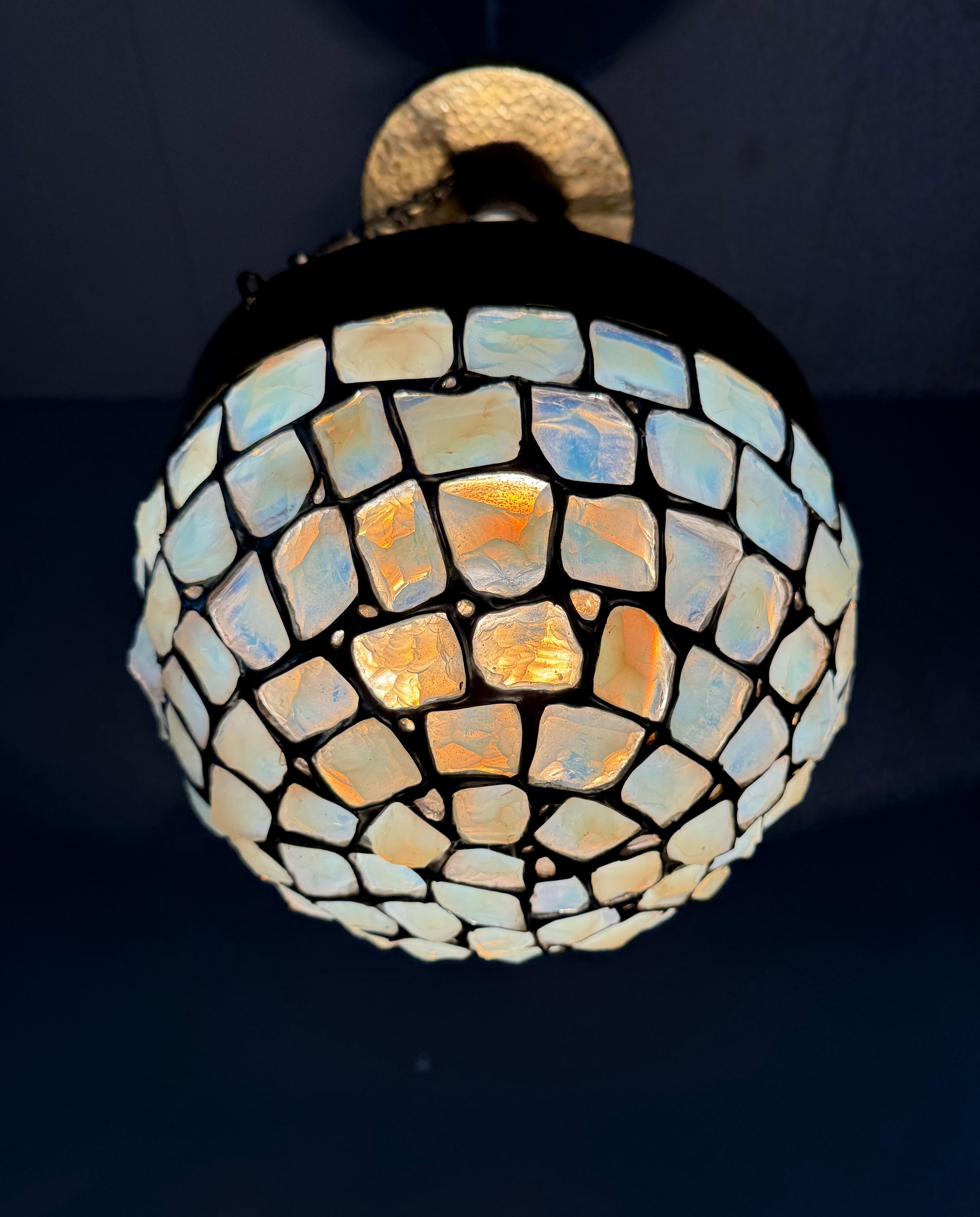 Lampada a sospensione a mosaico in ottone martellato e vetro opalino, 1920, unica nel suo genere in vendita 7