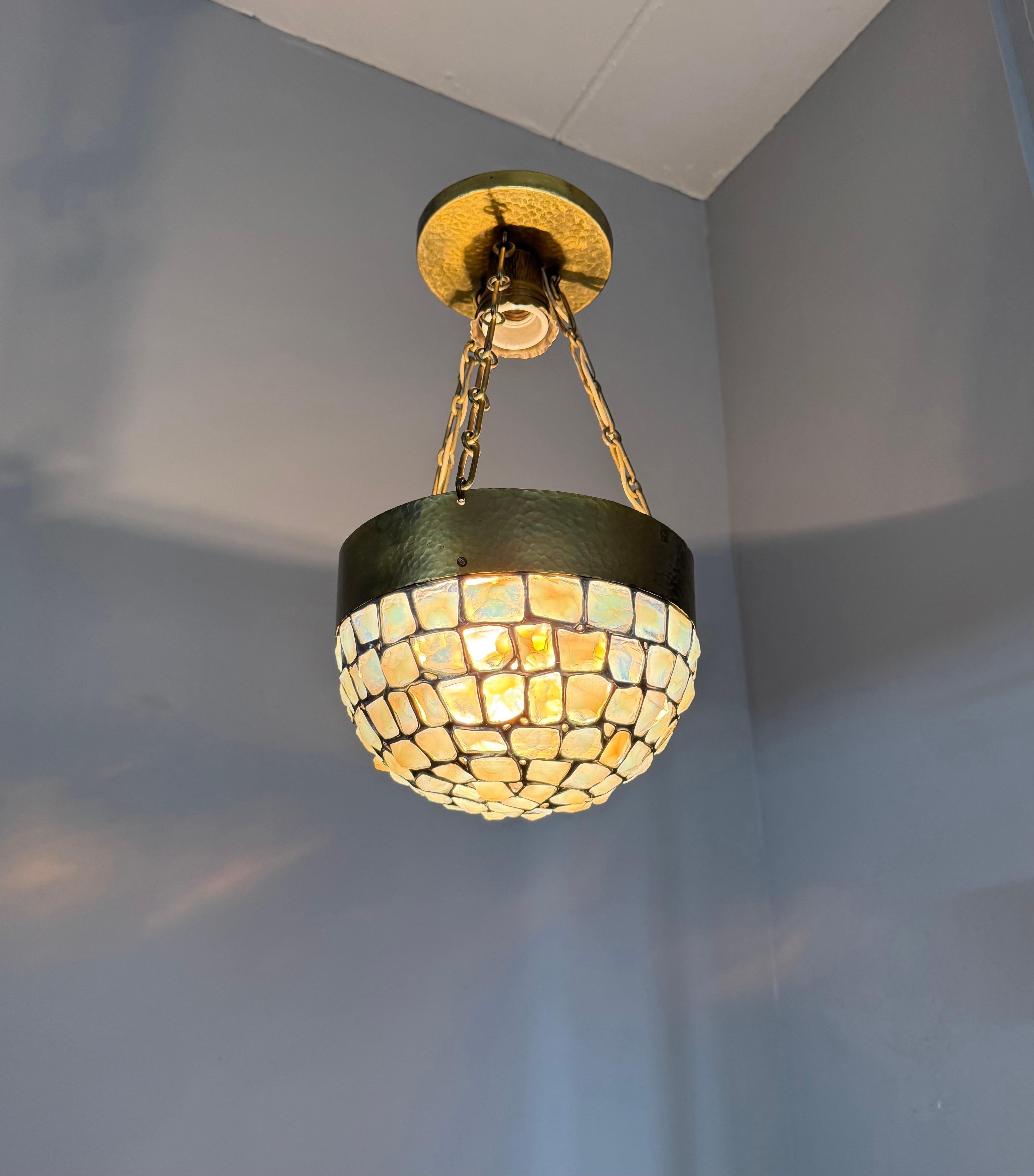 Lampada a sospensione a mosaico in ottone martellato e vetro opalino, 1920, unica nel suo genere in vendita 8