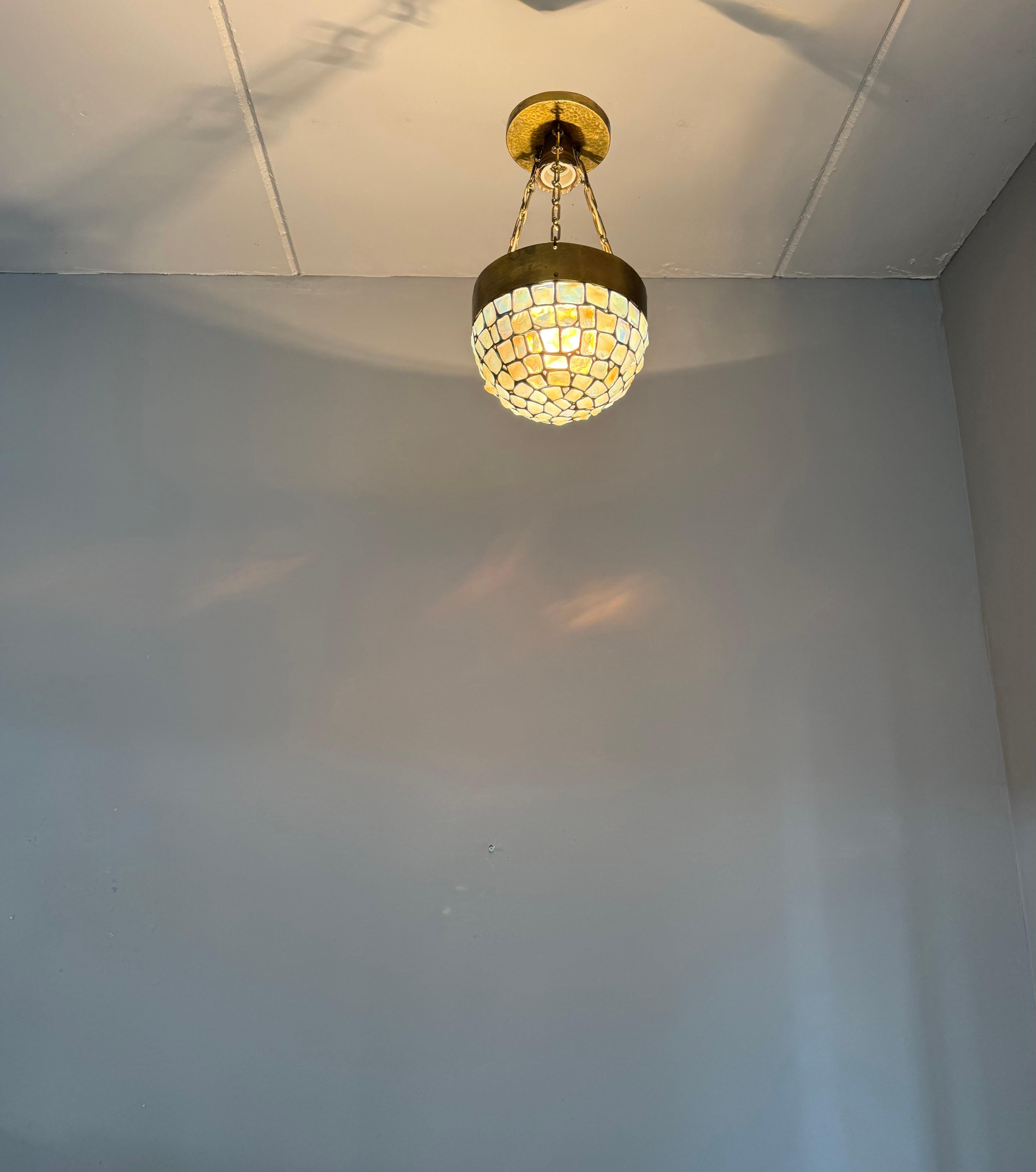 Lampada a sospensione a mosaico in ottone martellato e vetro opalino, 1920, unica nel suo genere in vendita 9