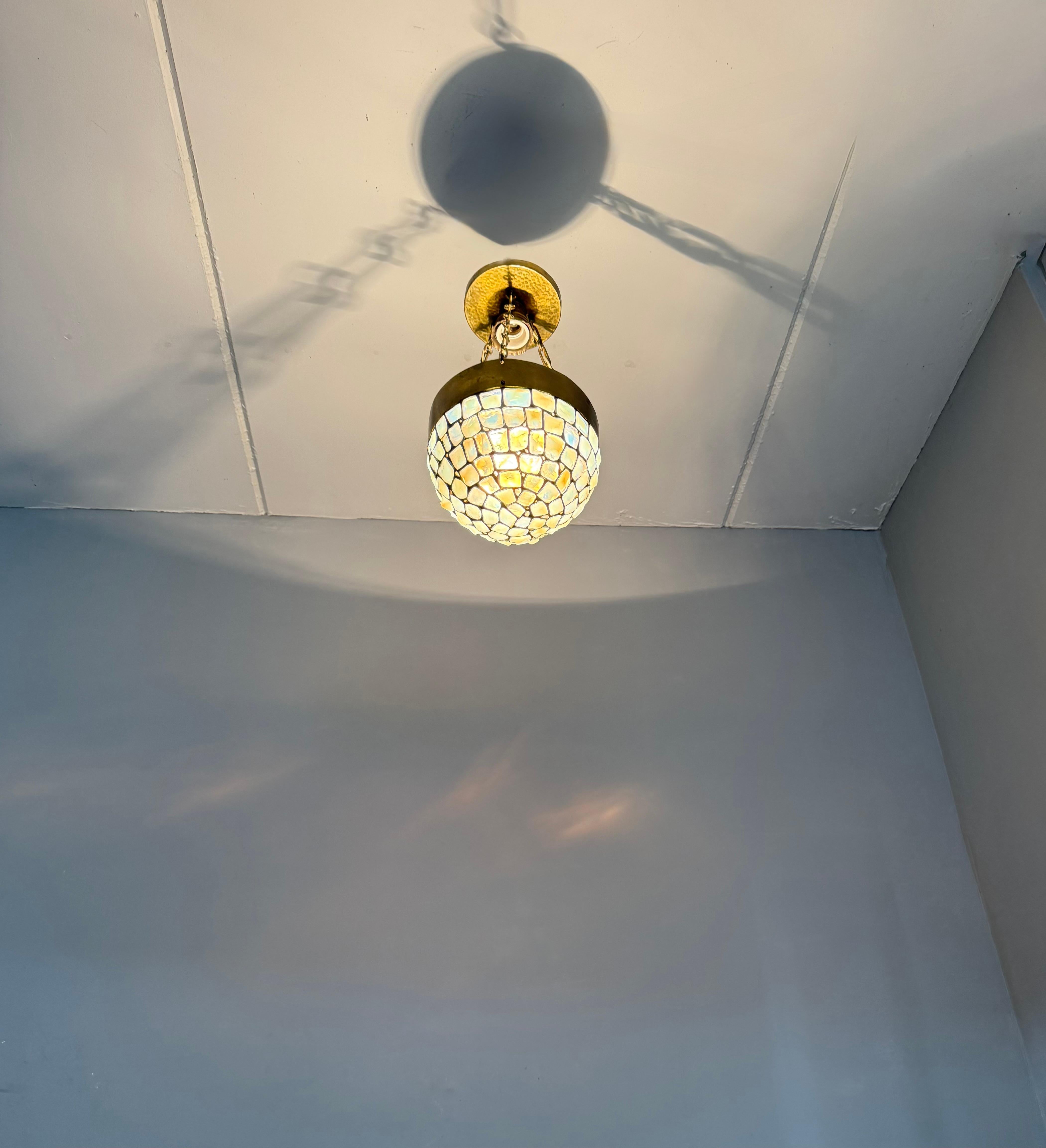 Lampada a sospensione a mosaico in ottone martellato e vetro opalino, 1920, unica nel suo genere in vendita 10