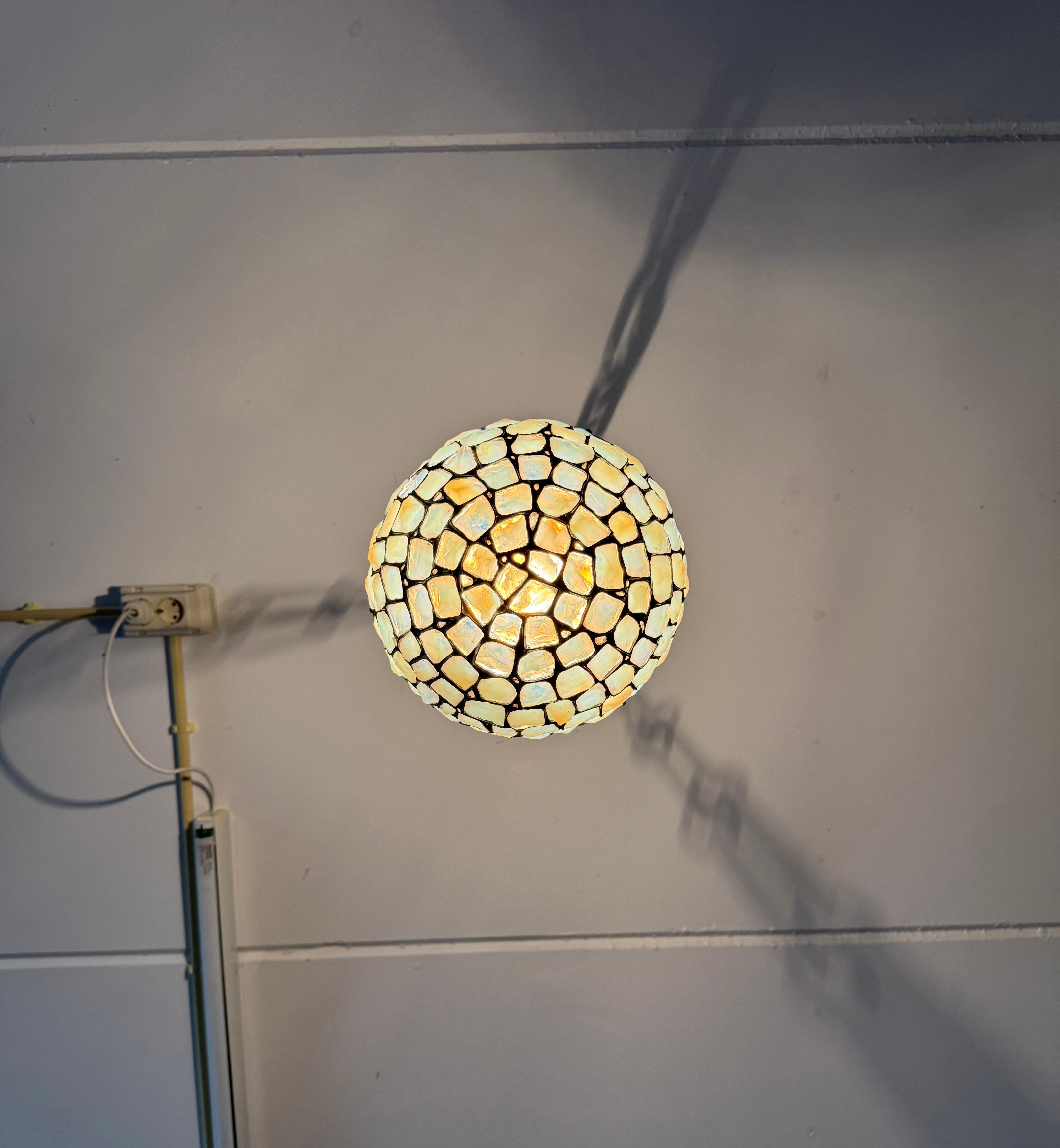 Lampada a sospensione a mosaico in ottone martellato e vetro opalino, 1920, unica nel suo genere in vendita 11