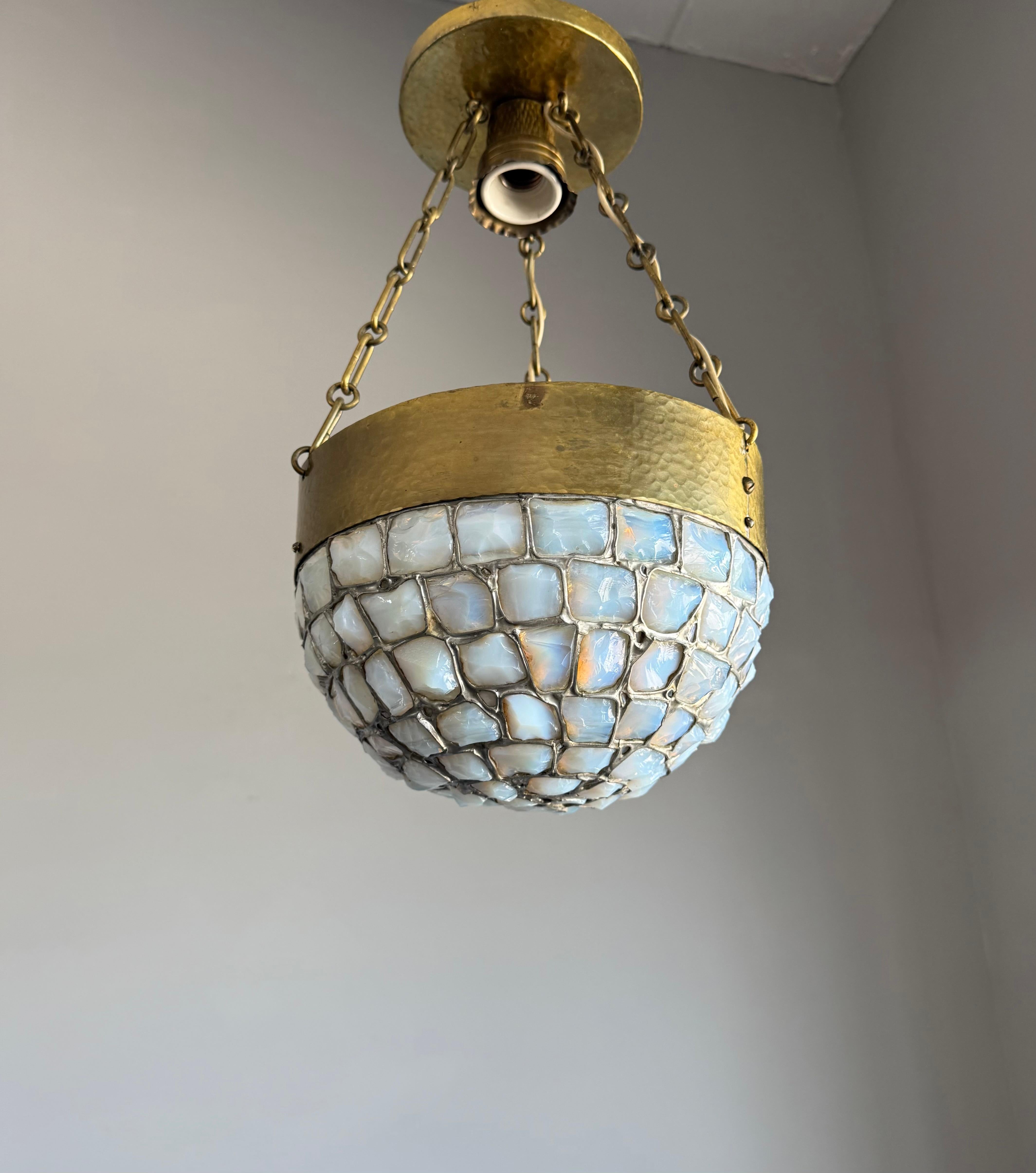 Lampadario Arts & Crafts in ottone e pezzi di vetro con catena e baldacchino originali.

Una splendida lampada a sospensione Arts & Crafts degli anni '20, realizzata a mano, con una struttura in ottone martellato e una ciotola sospesa in vetro
