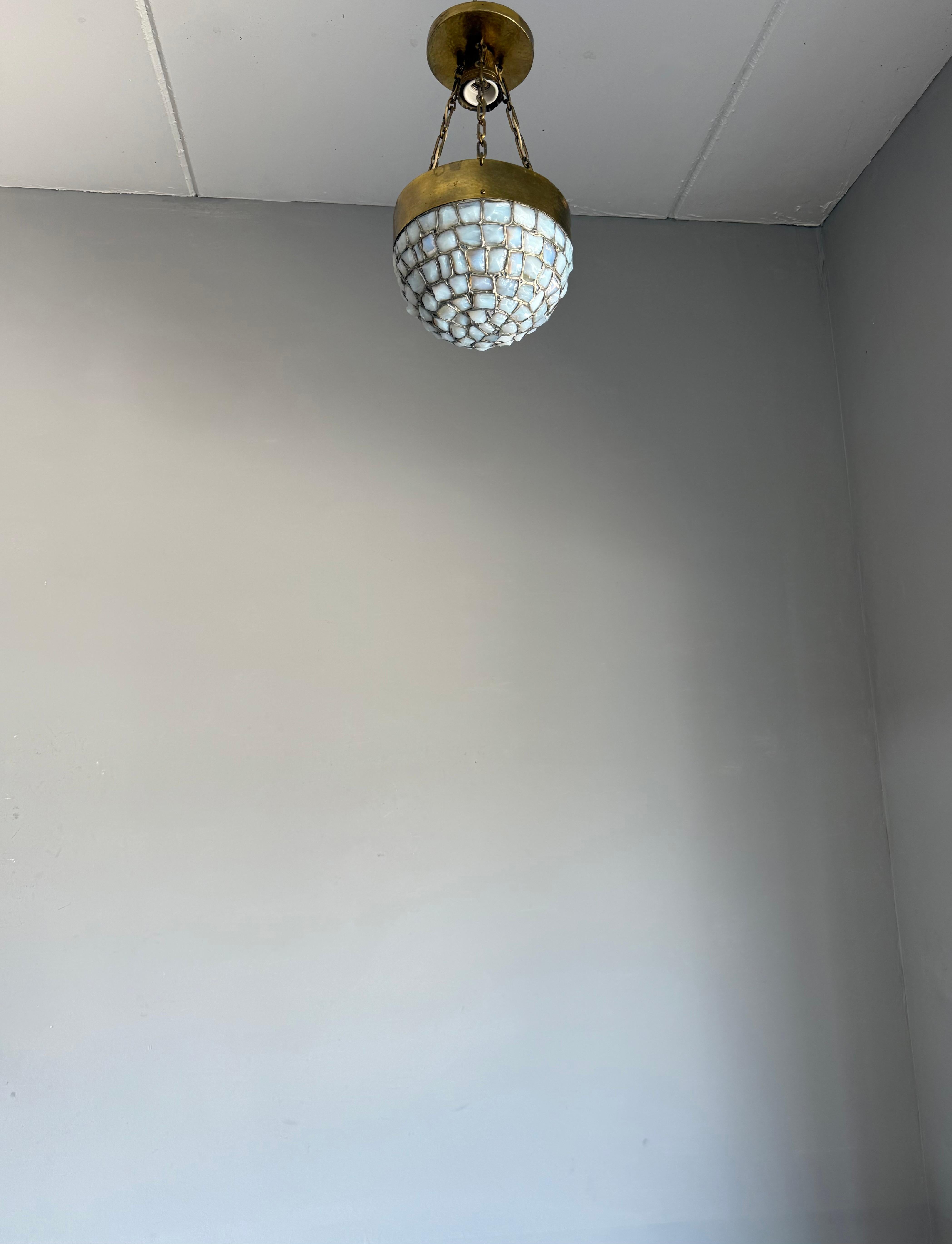 Lampada a sospensione a mosaico in ottone martellato e vetro opalino, 1920, unica nel suo genere in vendita 12