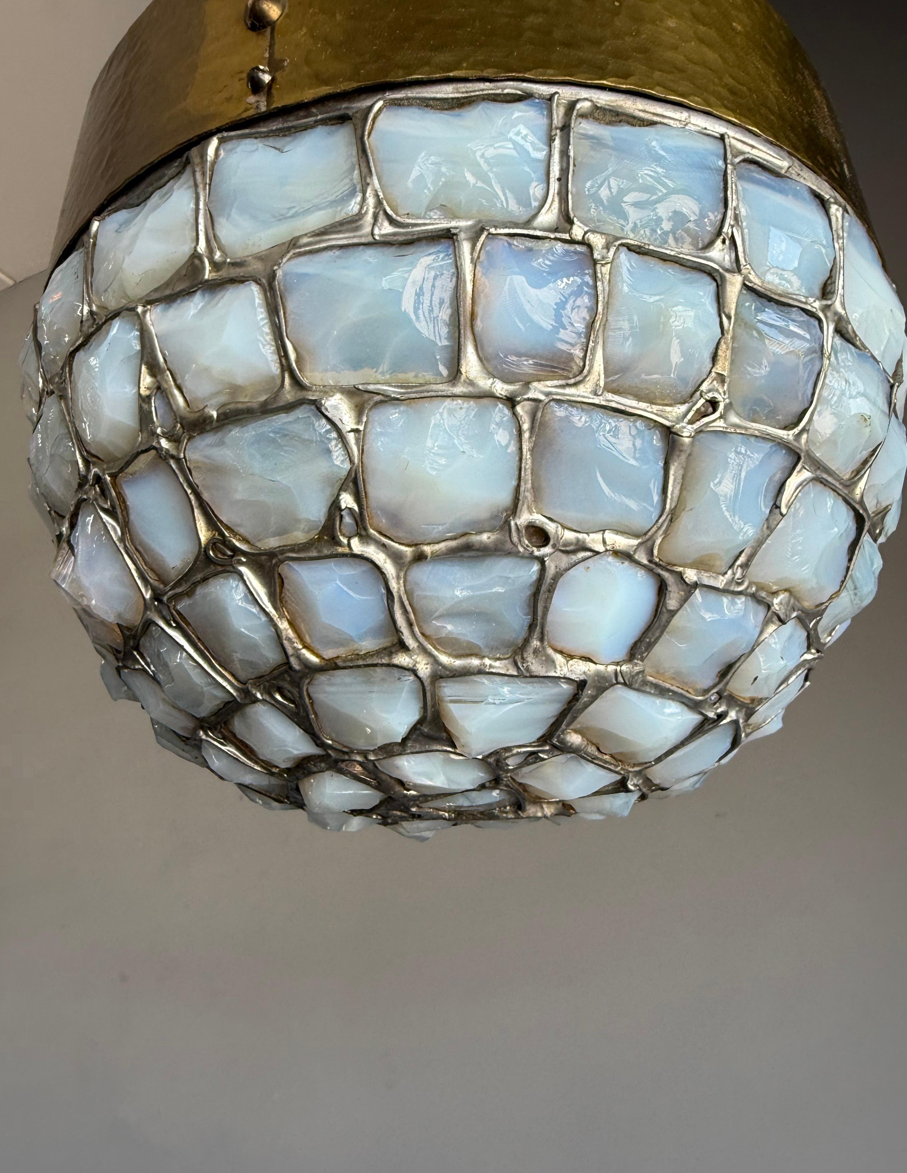 Arts and Crafts Lampada a sospensione a mosaico in ottone martellato e vetro opalino, 1920, unica nel suo genere in vendita