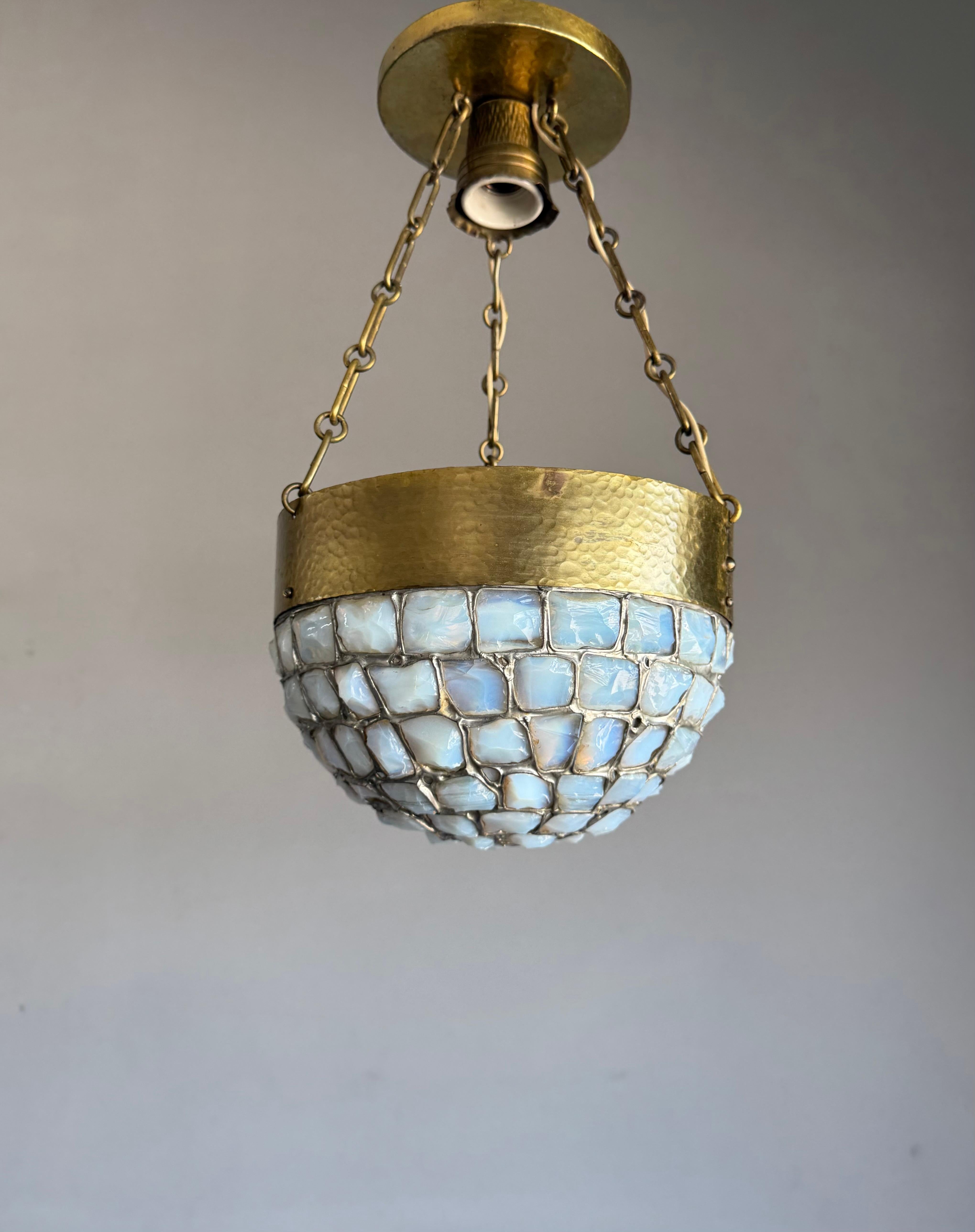 Bronzato Lampada a sospensione a mosaico in ottone martellato e vetro opalino, 1920, unica nel suo genere in vendita