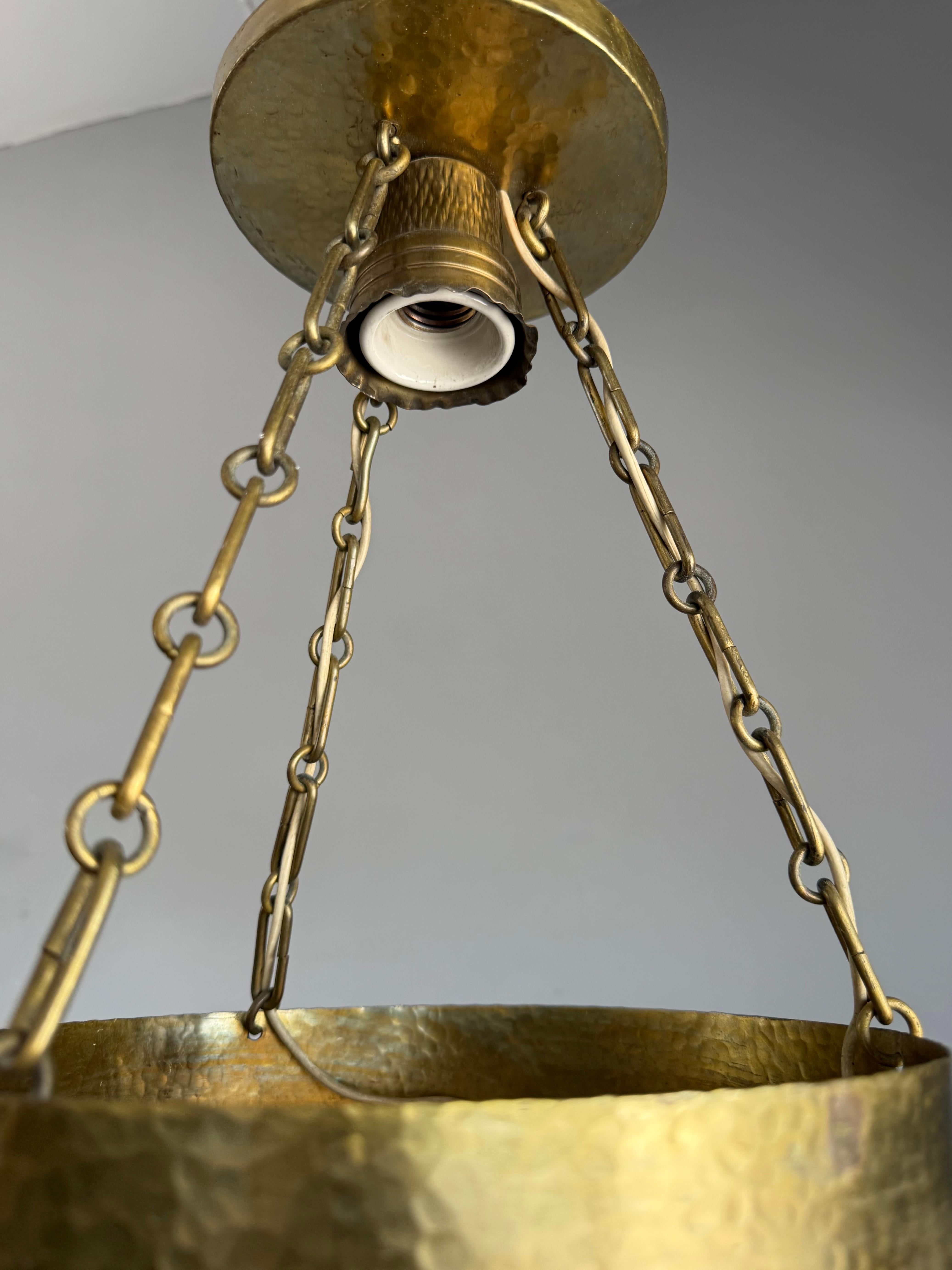 Lampada a sospensione a mosaico in ottone martellato e vetro opalino, 1920, unica nel suo genere In condizioni buone in vendita a Lisse, NL