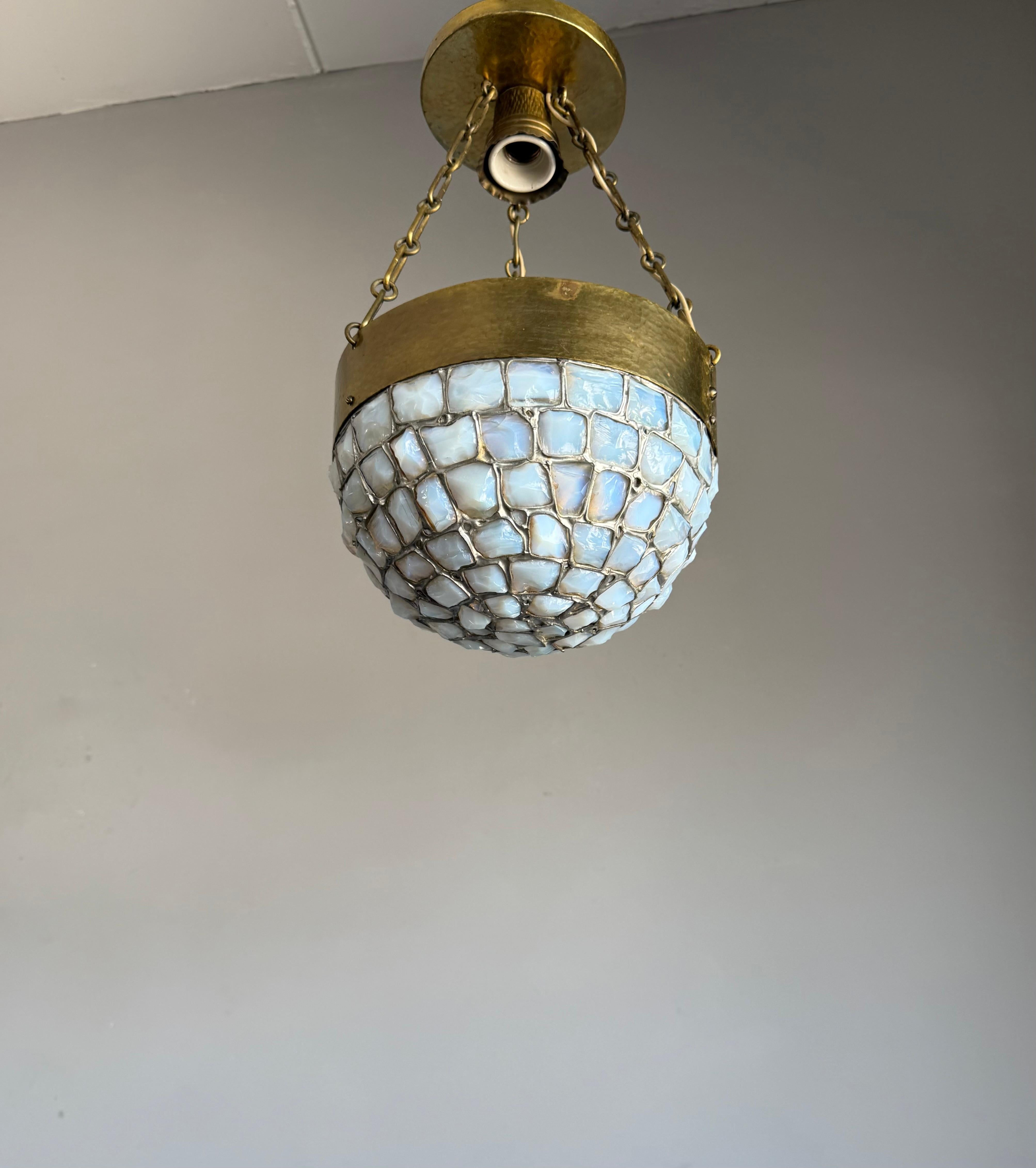 Metallo Lampada a sospensione a mosaico in ottone martellato e vetro opalino, 1920, unica nel suo genere in vendita