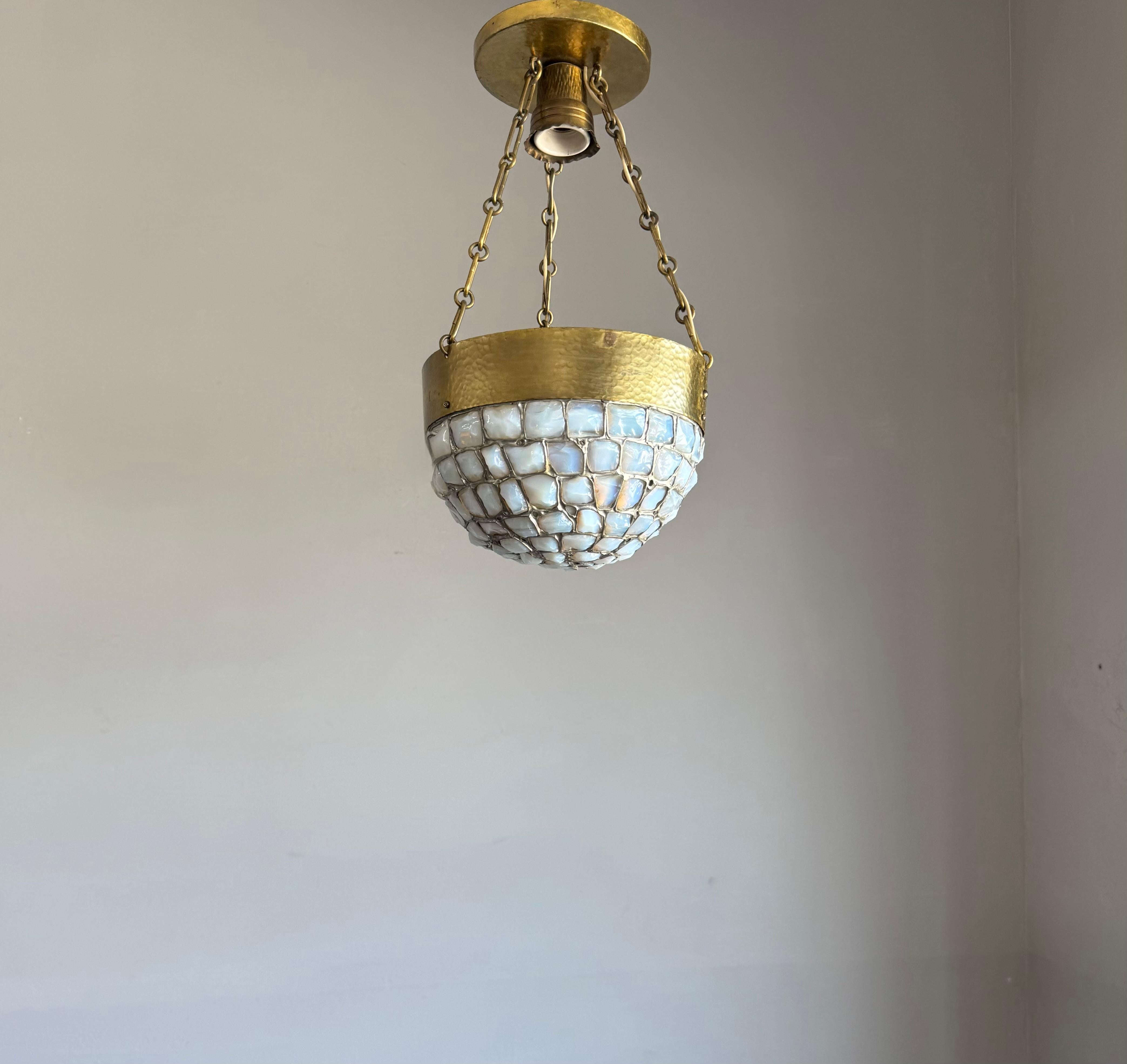 Lampada a sospensione a mosaico in ottone martellato e vetro opalino, 1920, unica nel suo genere in vendita 1