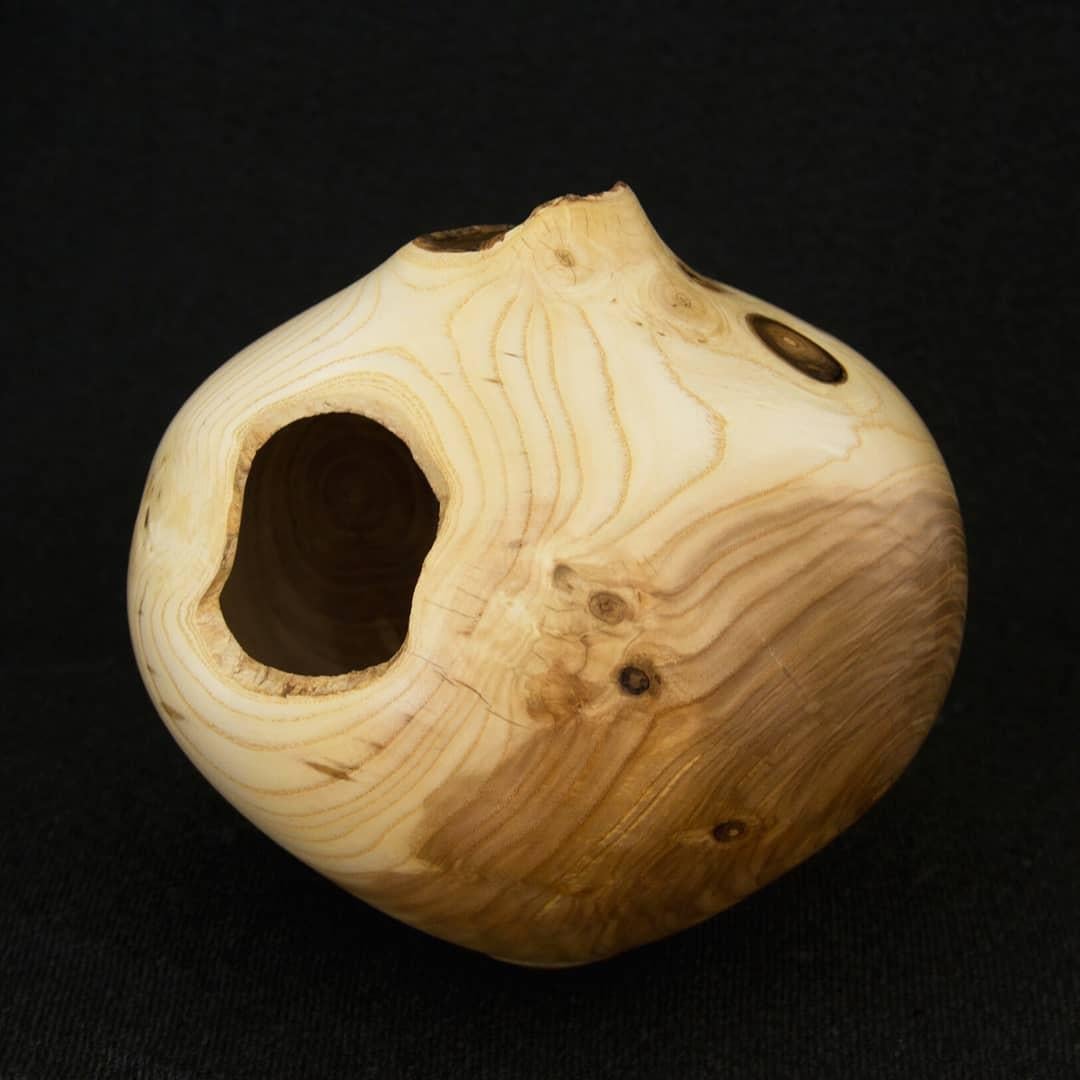 Unique ash vase by Vlad Droz
Unique handmade piece signed by Vlad Droz
Dimensions: 20 x 19 cm
Materials: Ash


Vlad Droz
