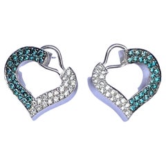 Einzigartige asymmetrische Herzohrringe aus 18 Karat Gold mit blauen und weißen Diamanten