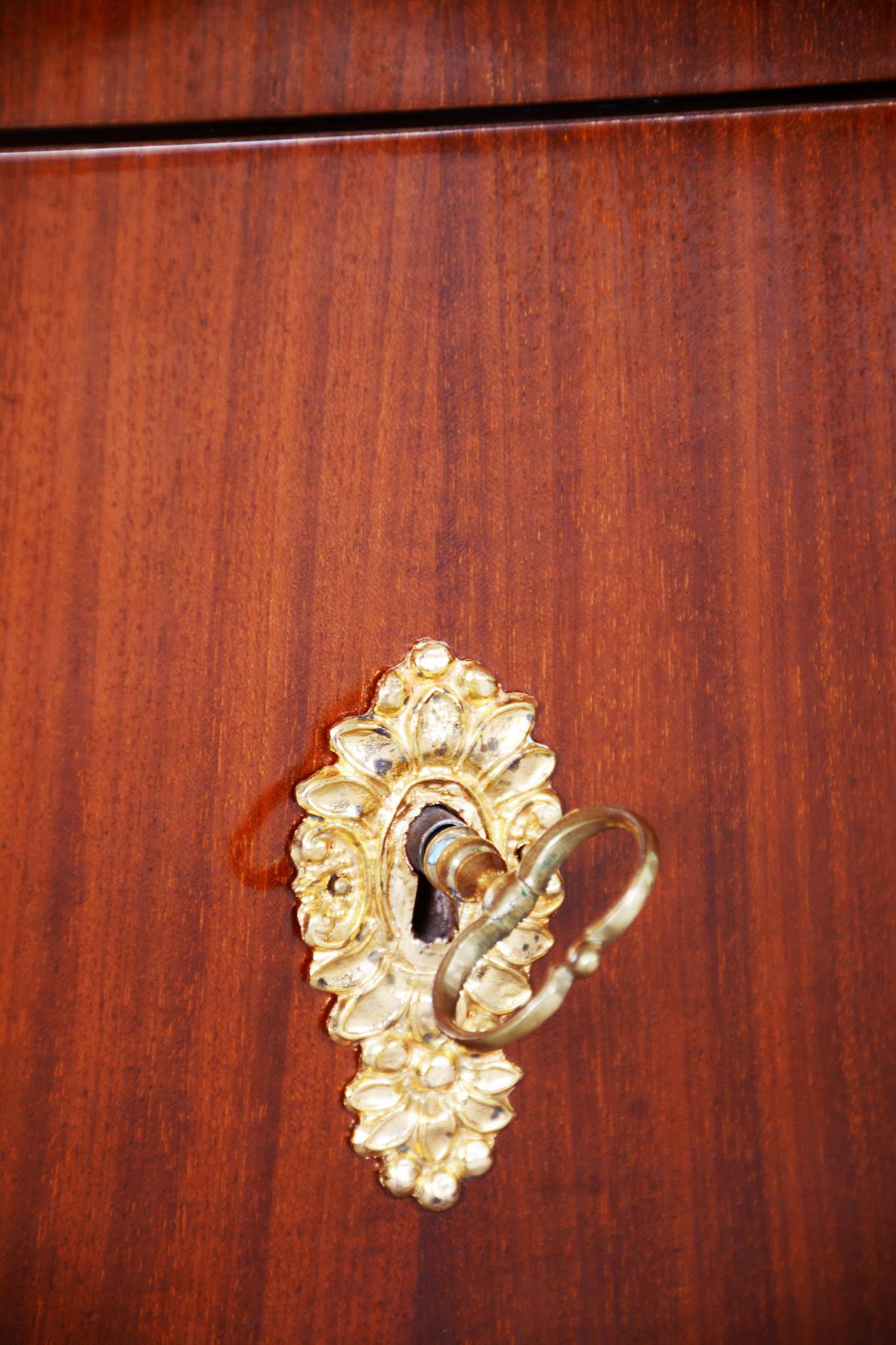 Escritorio/secretaria único del Imperio Austriaco, Material Caoba, Viena 1820-1829 principios del siglo XIX en venta
