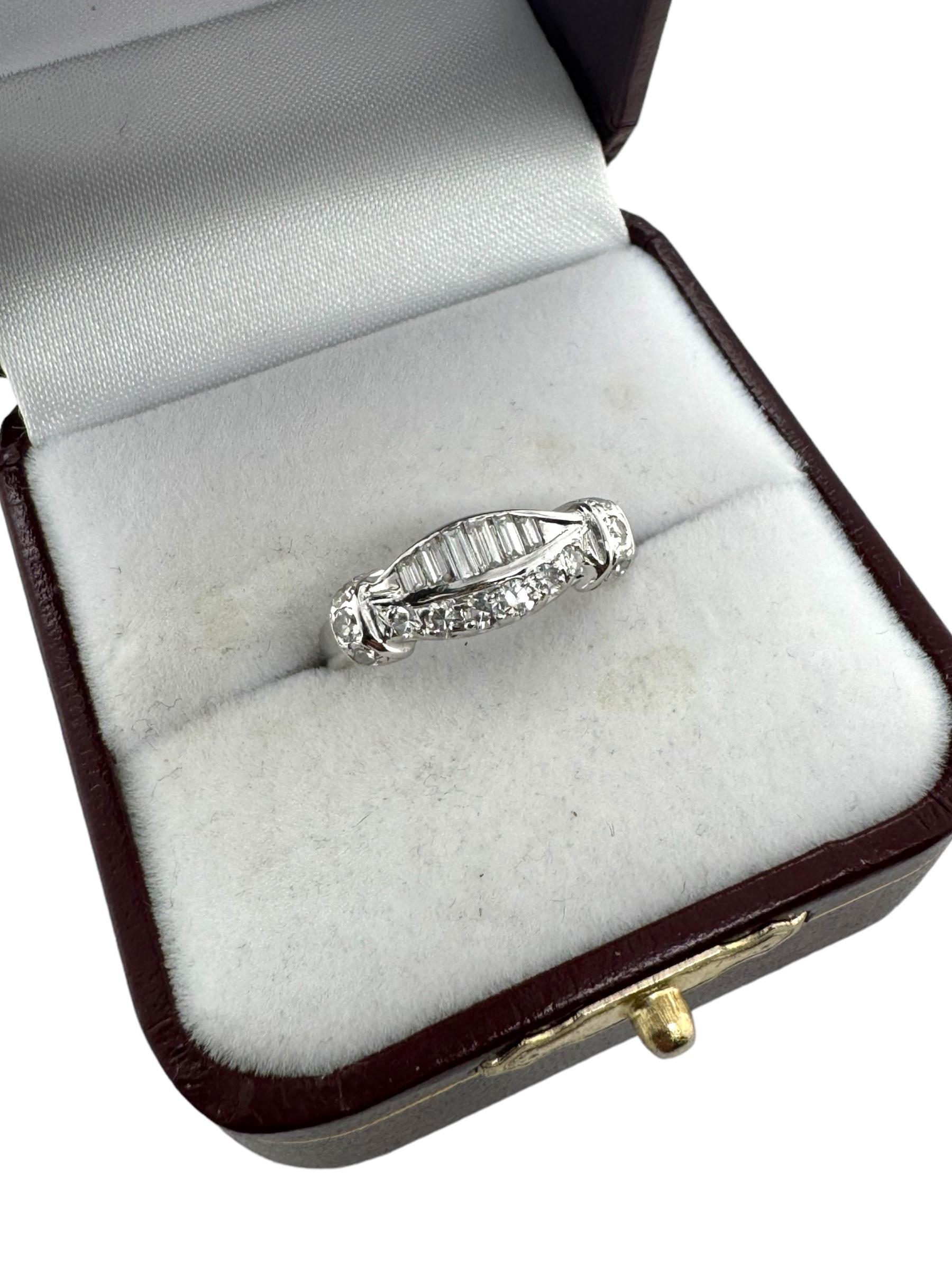 Einzigartiger Baguette- und runder Diamantring 14K Weißgold im Angebot 4