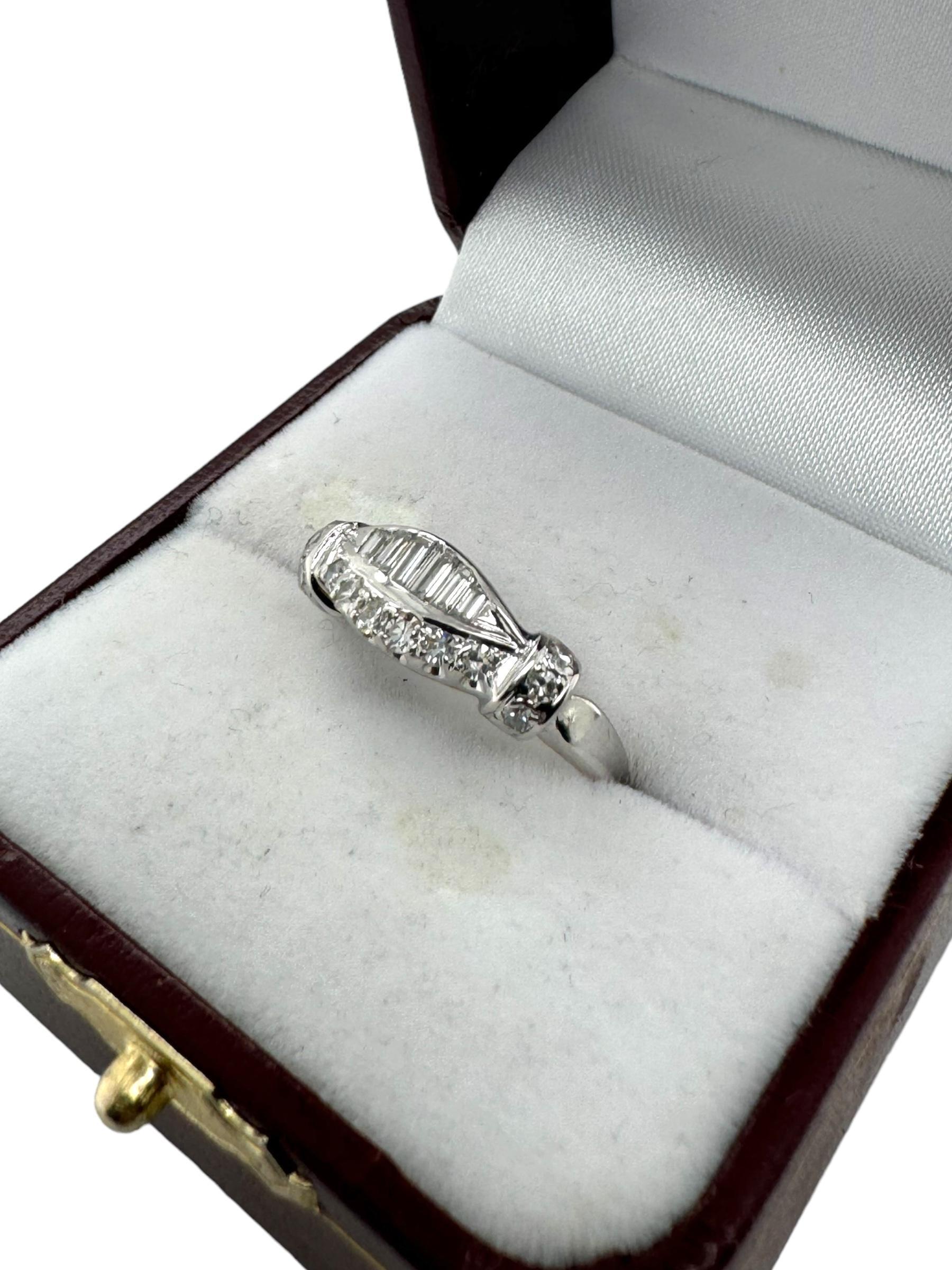 Einzigartiger Baguette- und runder Diamantring 14K Weißgold im Angebot 5
