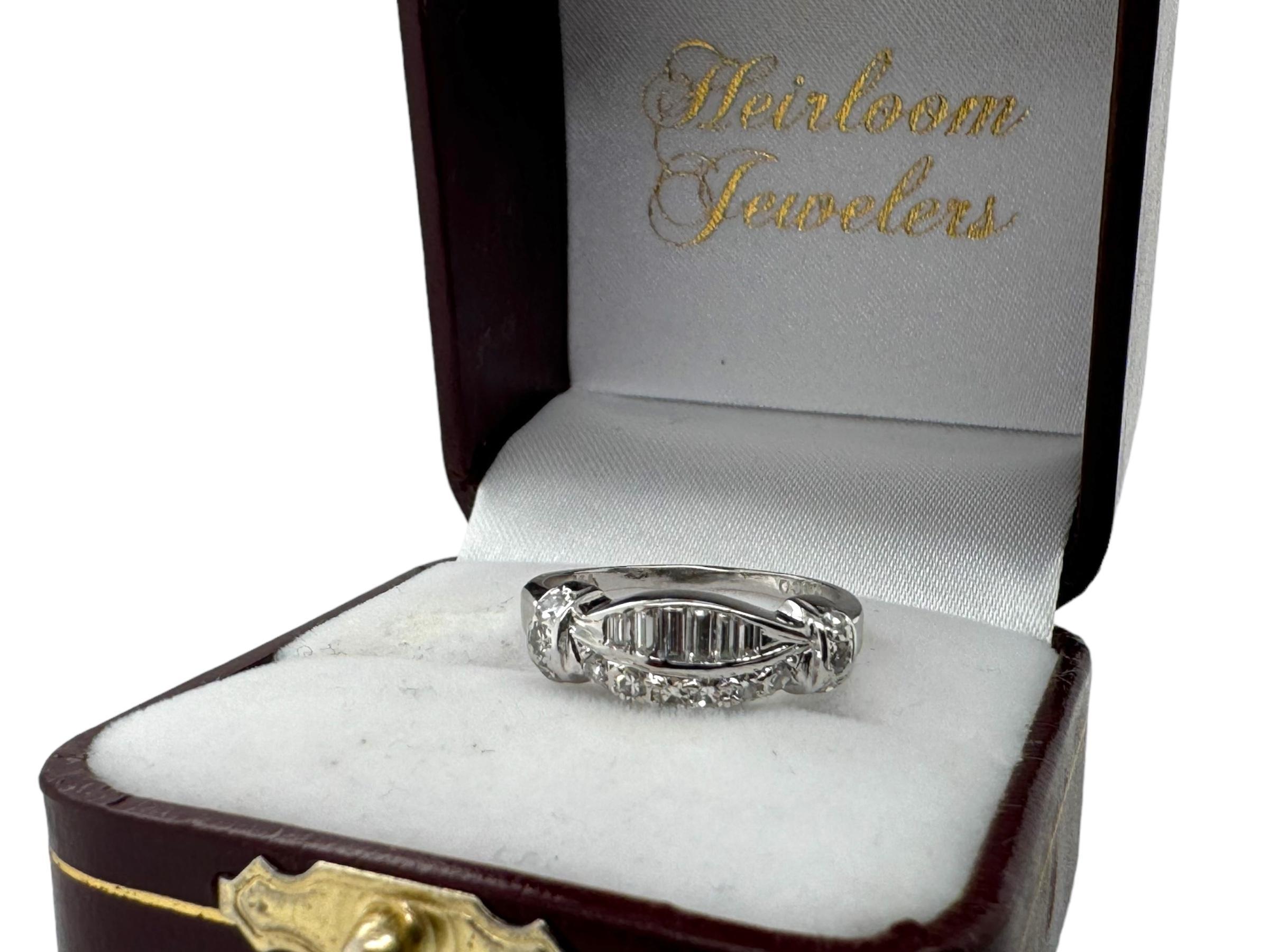 Einzigartiger Baguette- und runder Diamantring 14K Weißgold im Angebot 6