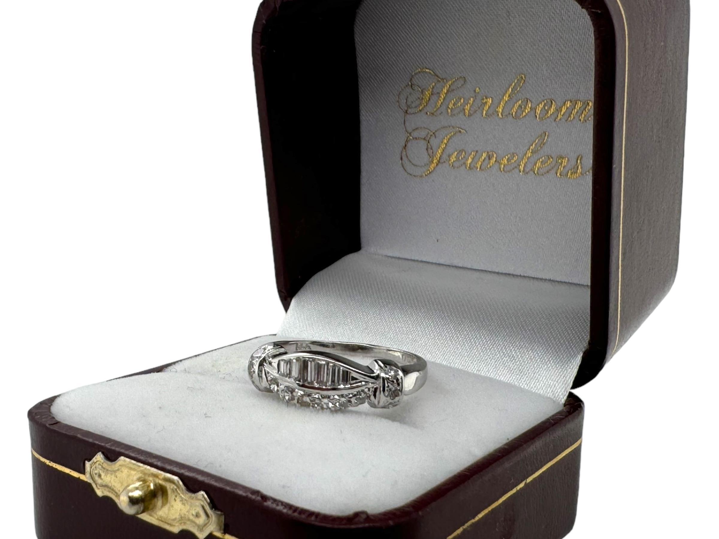 Einzigartiger Baguette- und runder Diamantring 14K Weißgold im Angebot 7