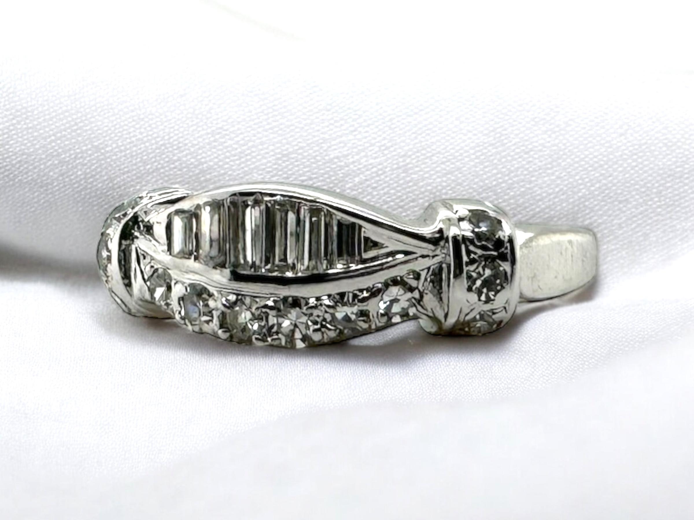 Wir lieben dieses einzigartig gestaltete Baguette-Band!
Das Ungleichgewicht zwischen runden Brötchen und Baguettes ist eine süße Abwechslung, die dennoch klassisch aussieht.

Band-Details
MATERIAL: 14K Weißgold
Kopfbreite: 6,3 mm
Schaftbreite: