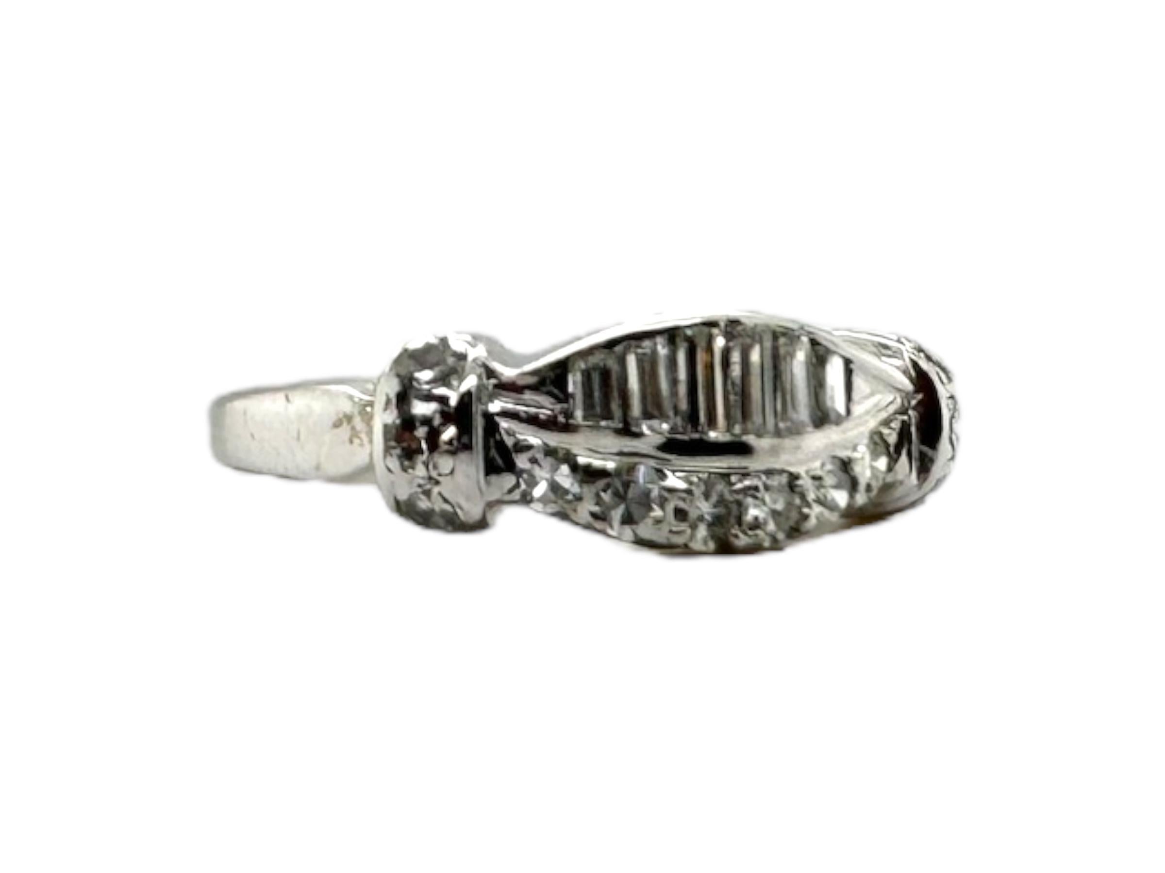 Einzigartiger Baguette- und runder Diamantring 14K Weißgold (Retro) im Angebot