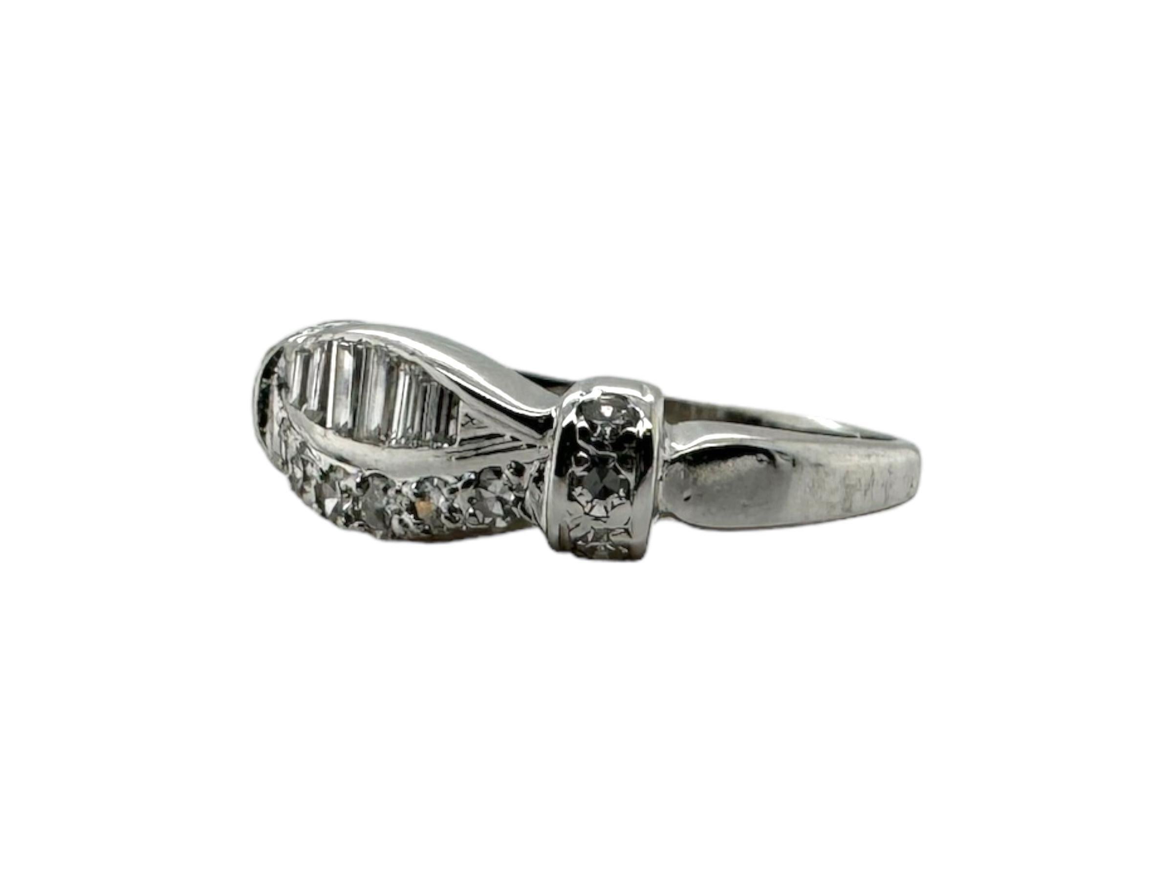 Einzigartiger Baguette- und runder Diamantring 14K Weißgold (Baguetteschliff) im Angebot