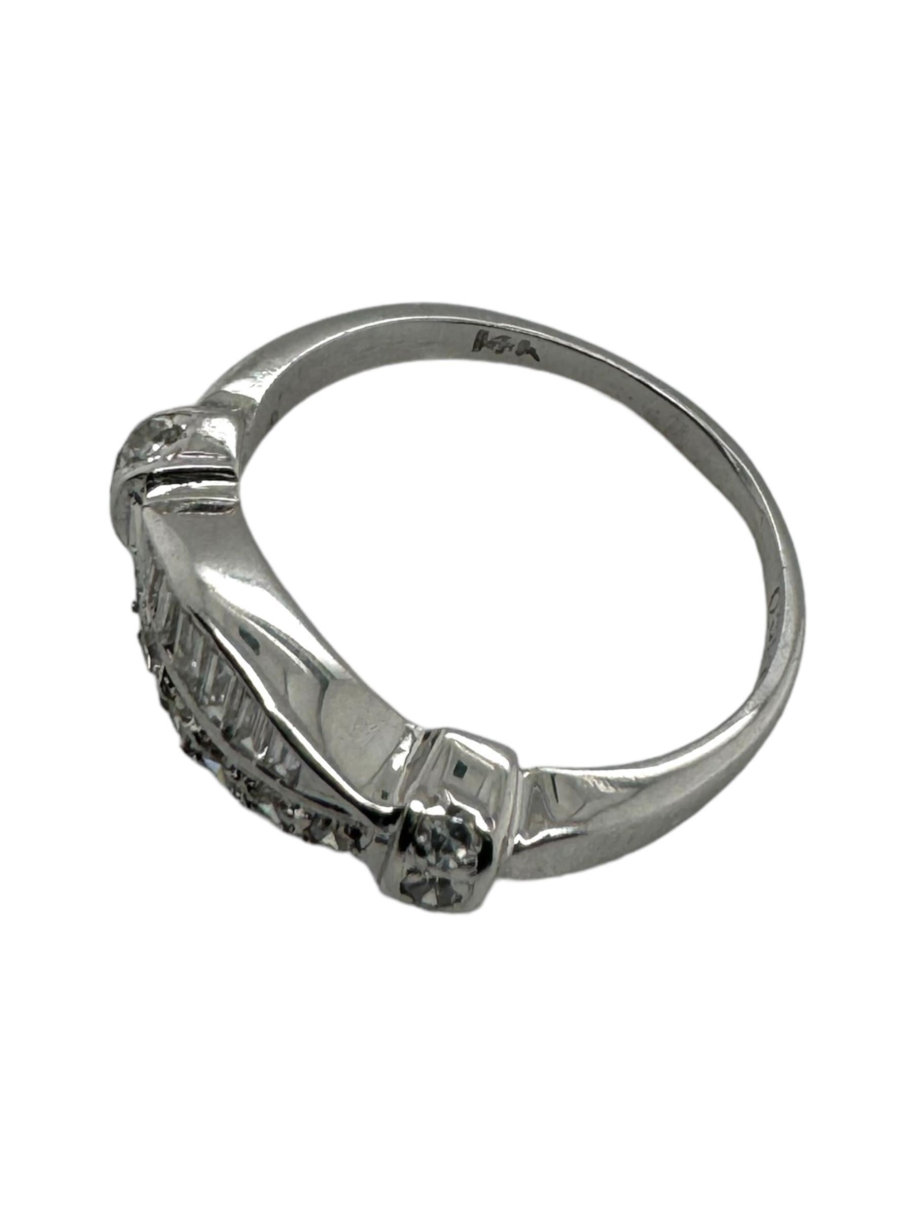 Einzigartiger Baguette- und runder Diamantring 14K Weißgold im Angebot 1