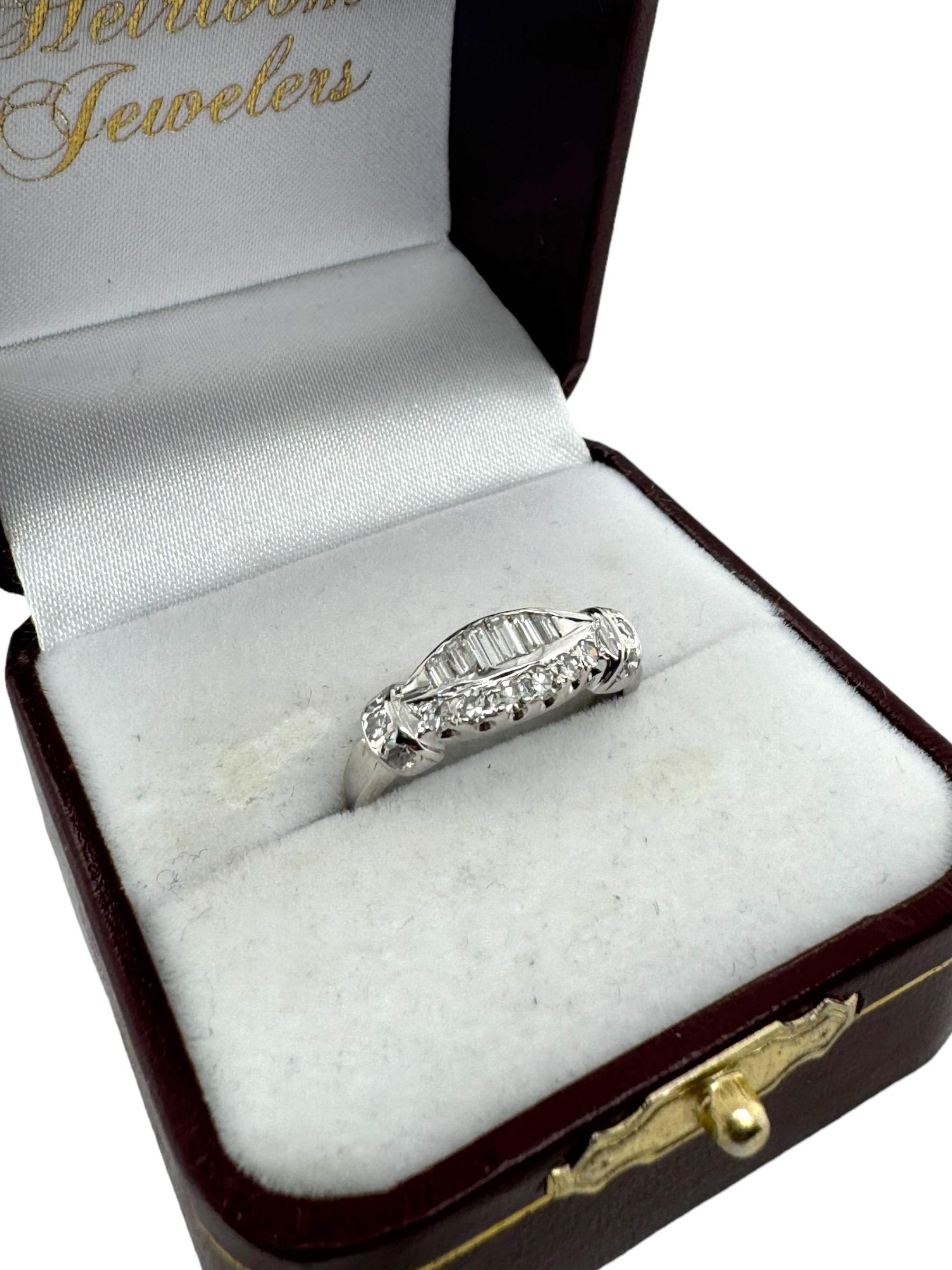 Einzigartiger Baguette- und runder Diamantring 14K Weißgold im Angebot 3
