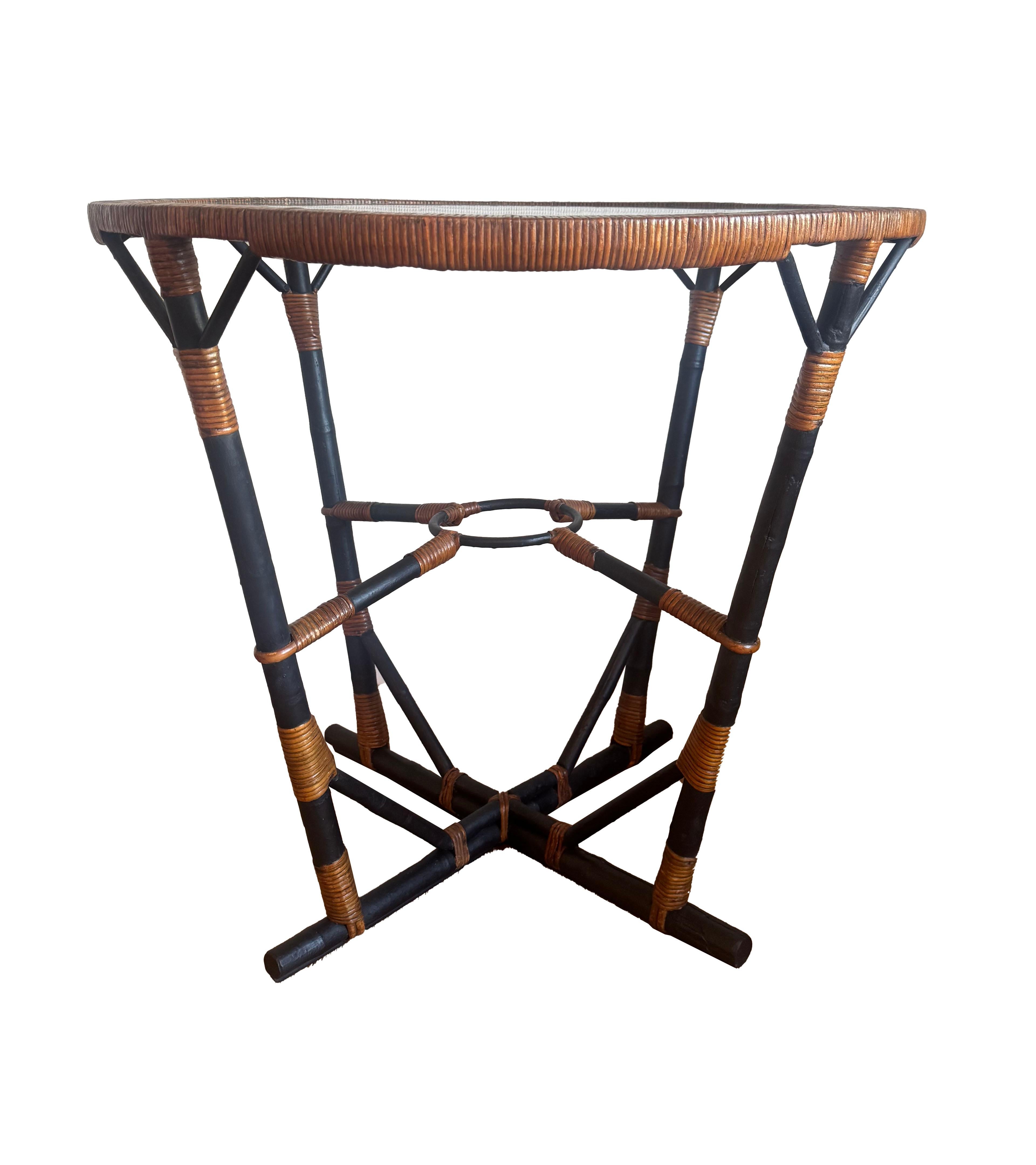 Fait main Table unique en bambou avec plateau en verre en vente