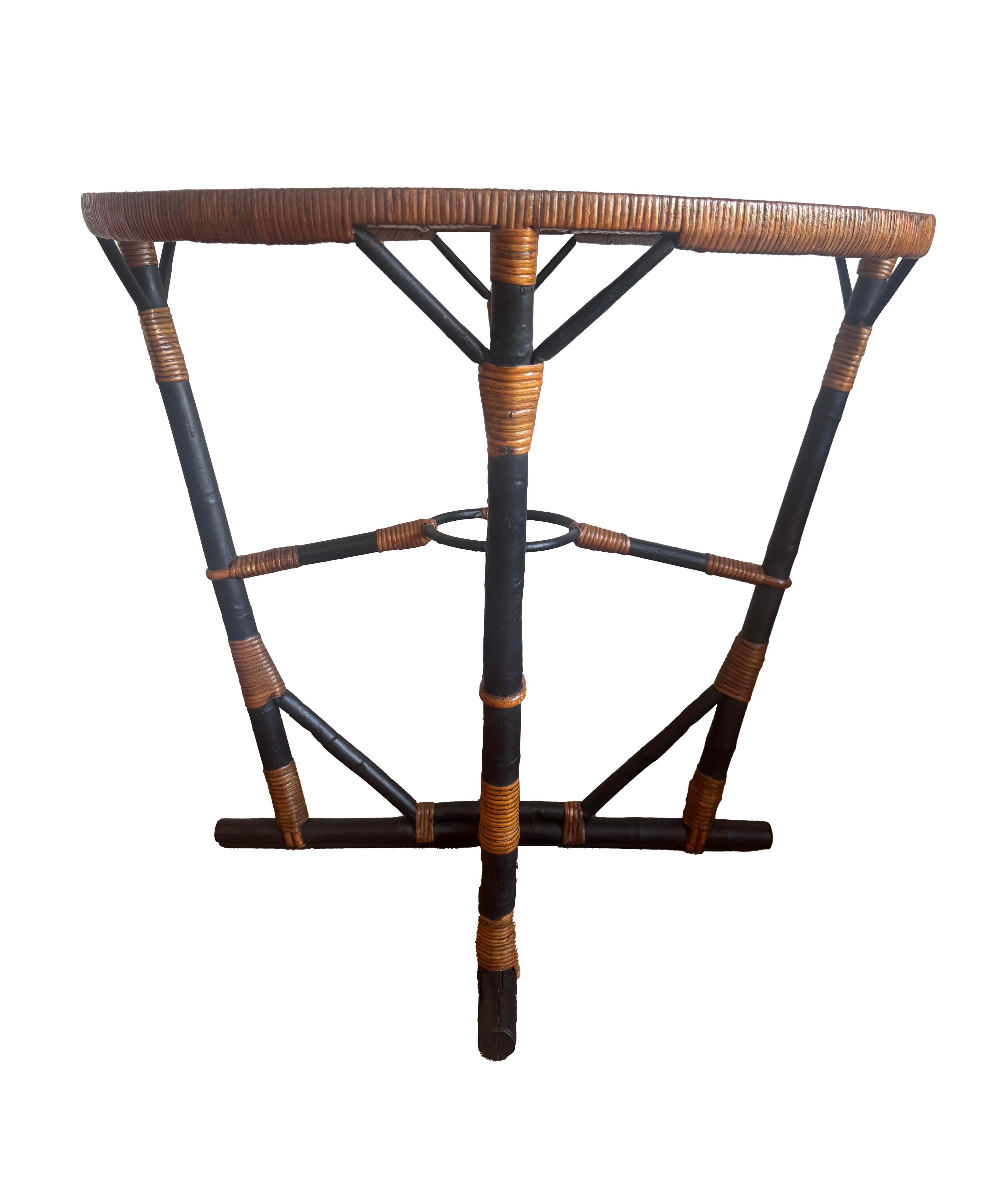 Table unique en bambou avec plateau en verre Bon état - En vente à Scottsdale, AZ