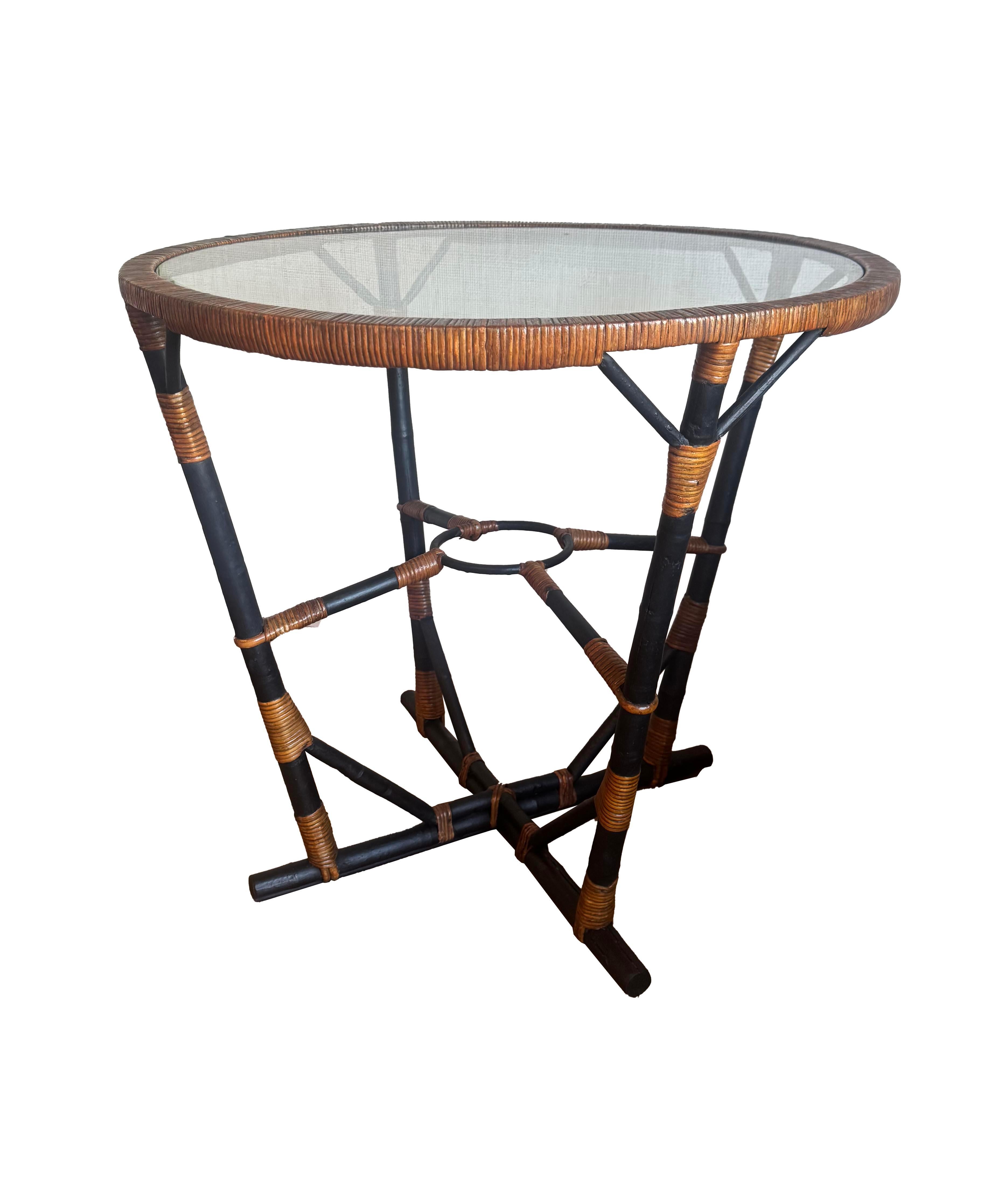 20ième siècle Table unique en bambou avec plateau en verre en vente