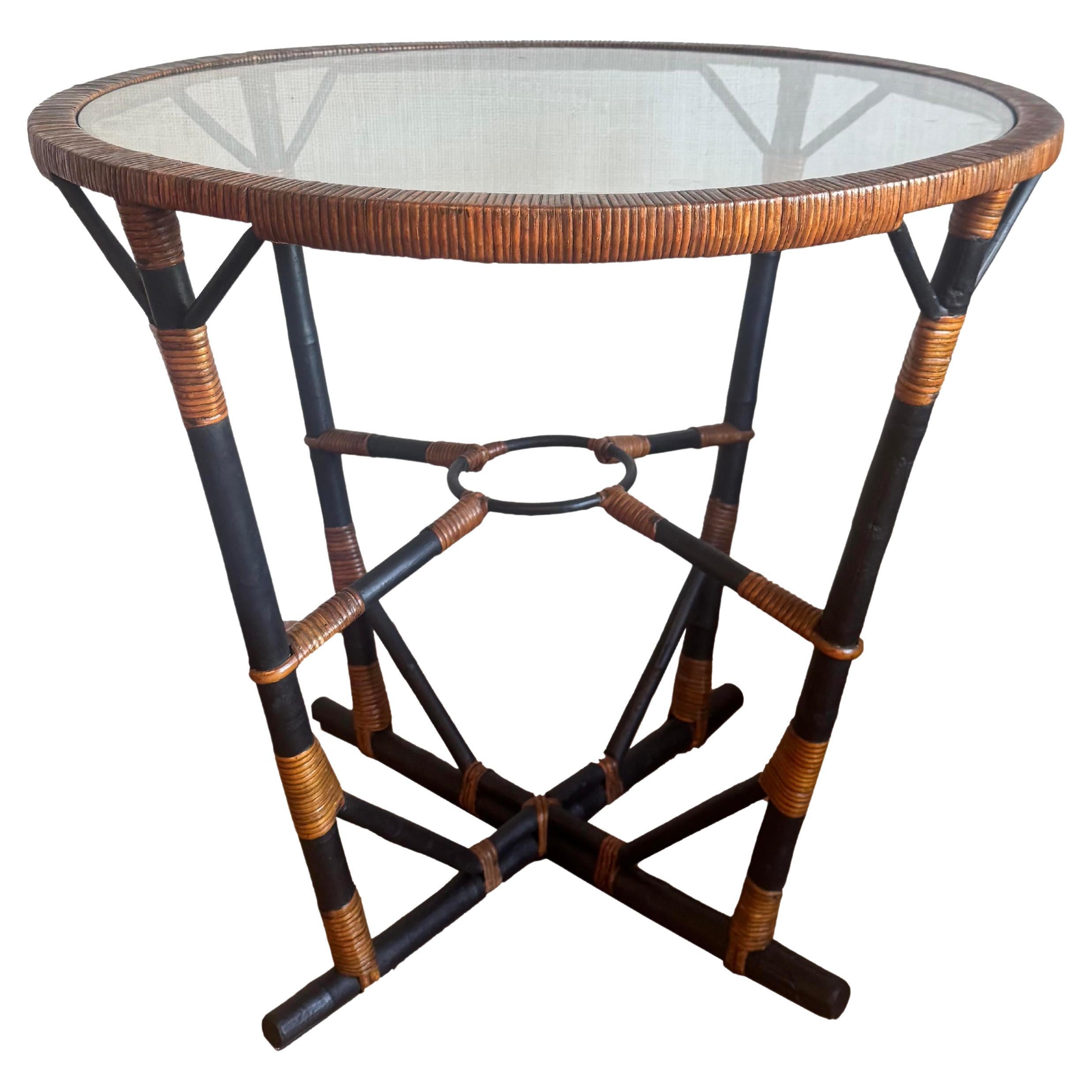 Table unique en bambou avec plateau en verre en vente