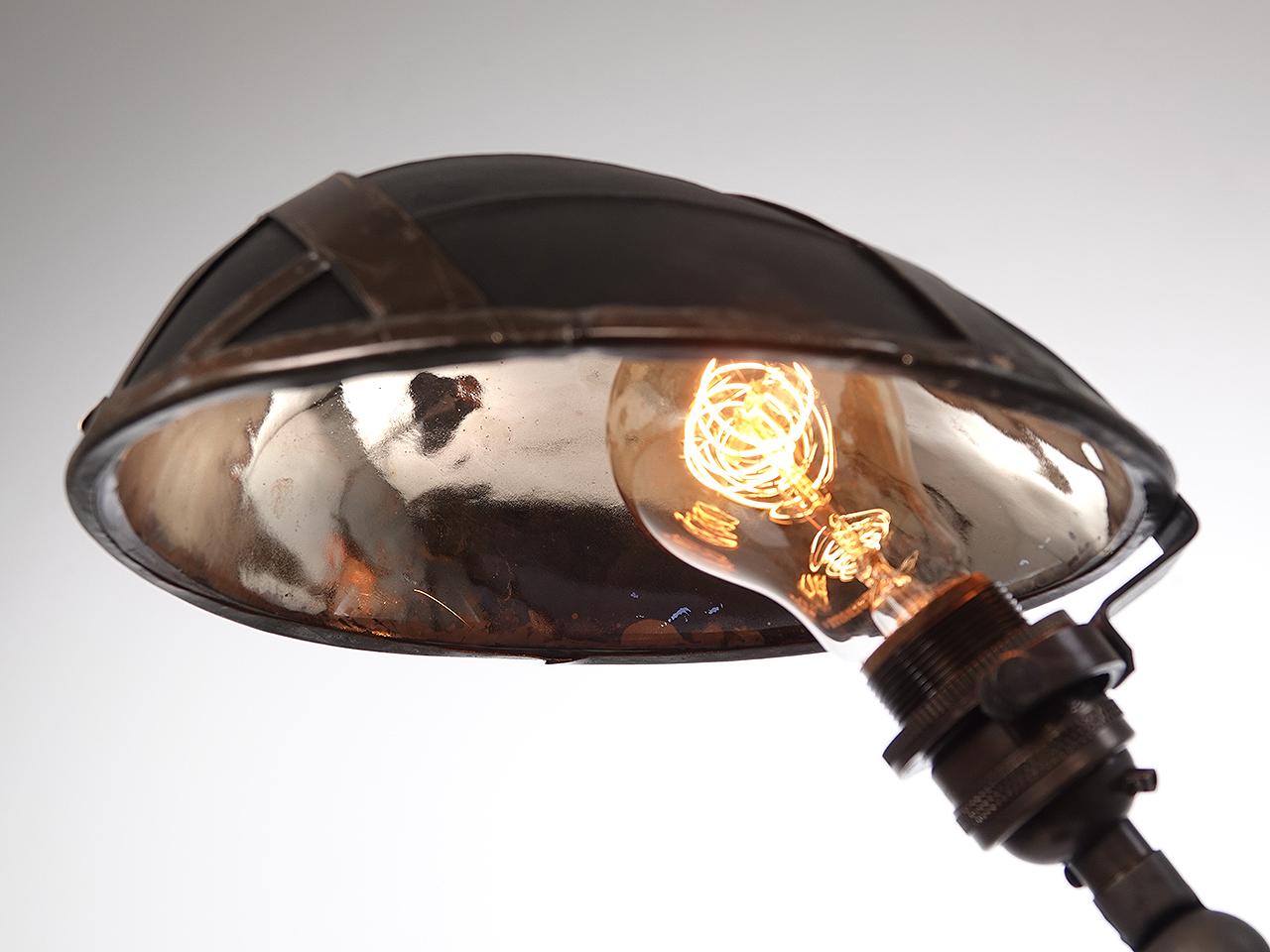 Industriel Lampe de bureau articulée à miroir unique en vente