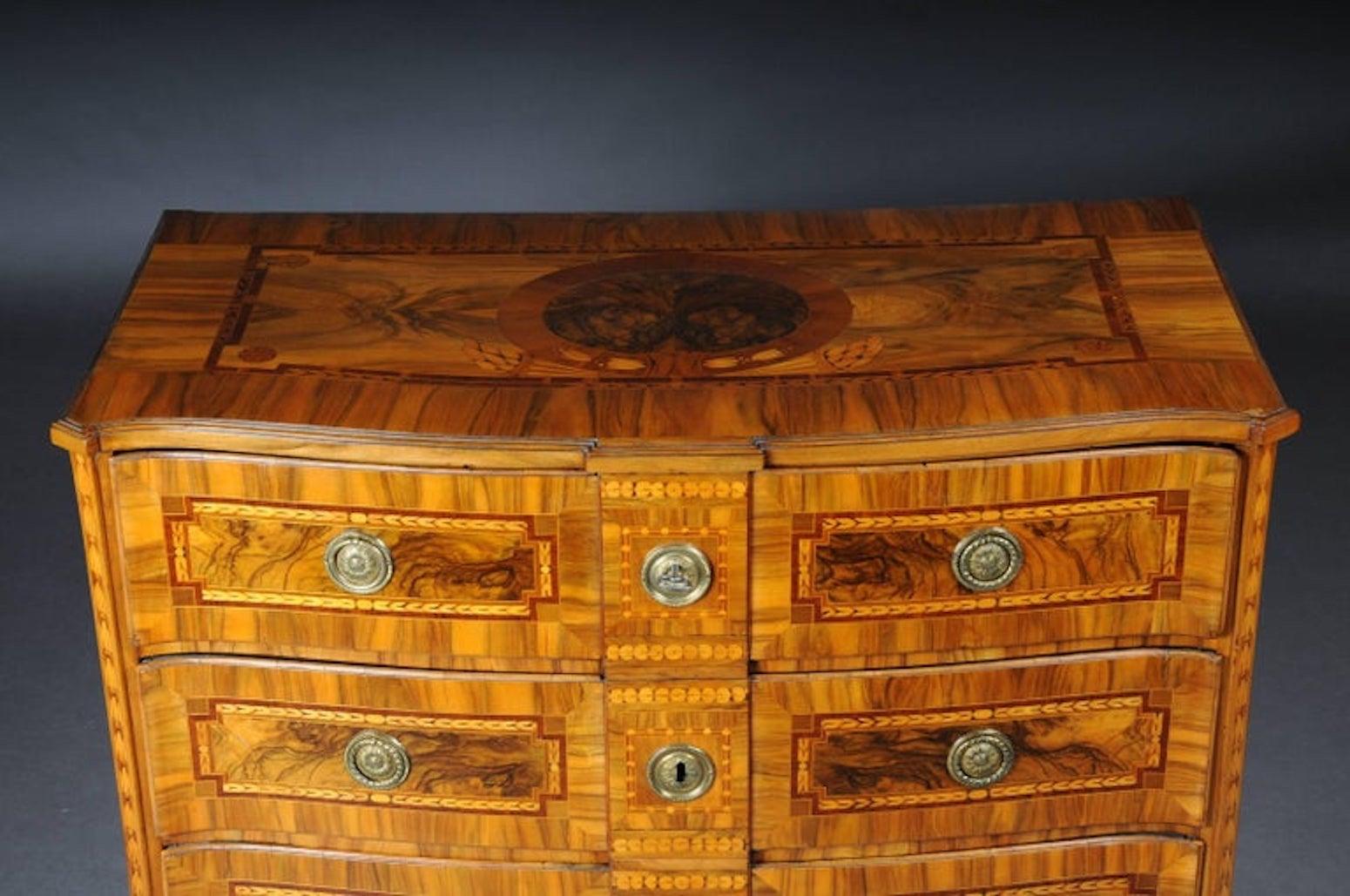 Einzigartige Barock-/klassizistische Kommode, Deutschland, Nussbaumholz (Furnier) im Angebot