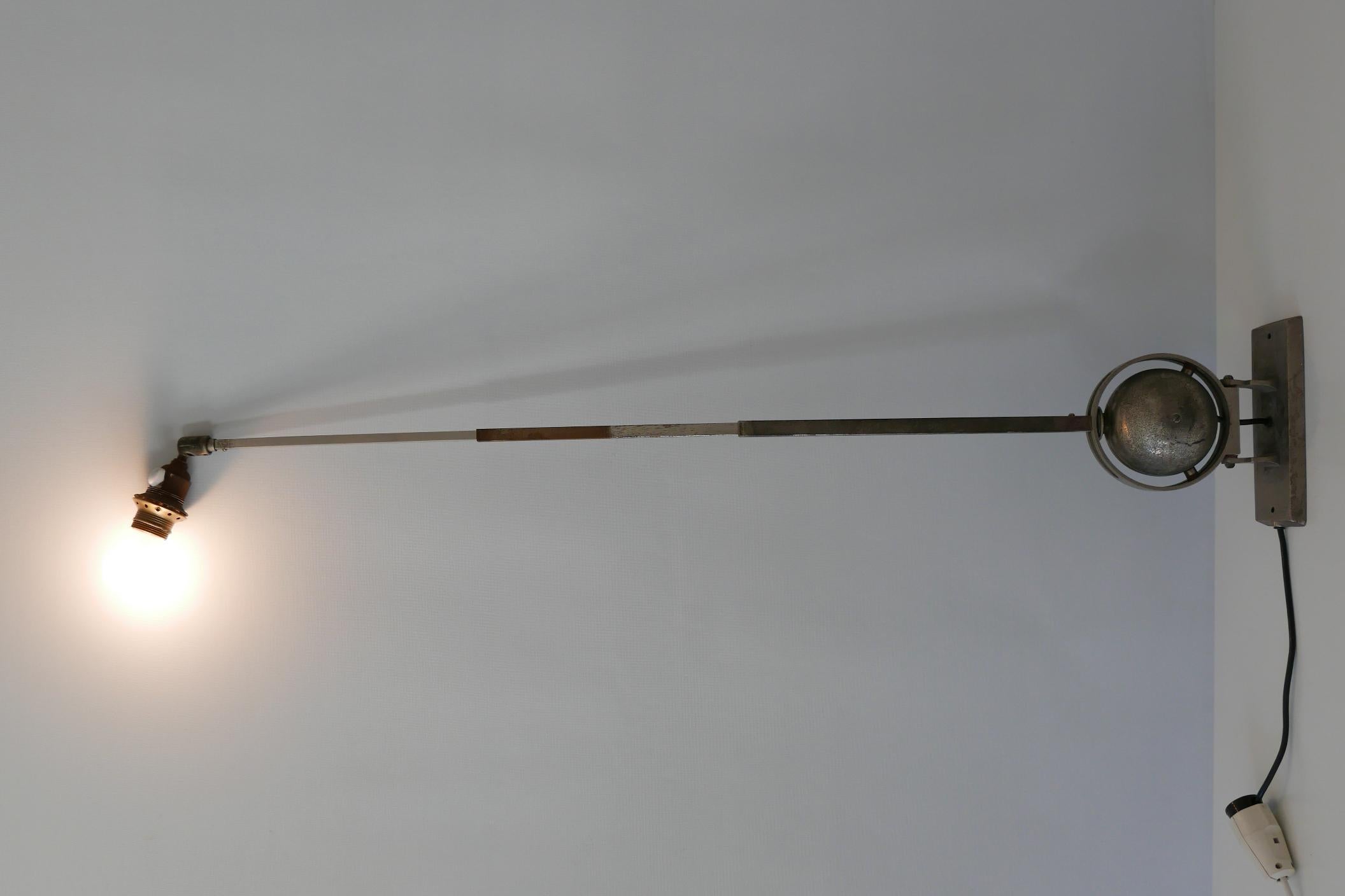 Äußerst seltene, gelenkige Bauhaus-Teleskop-Wandleuchte. In verschiedenen Positionen einstellbar. Wahrscheinlich in den 1920er Jahren entworfen und hergestellt, Deutschland.

Die aus vernickeltem Metall gefertigte Lampe wird mit 1 x E27 / E26