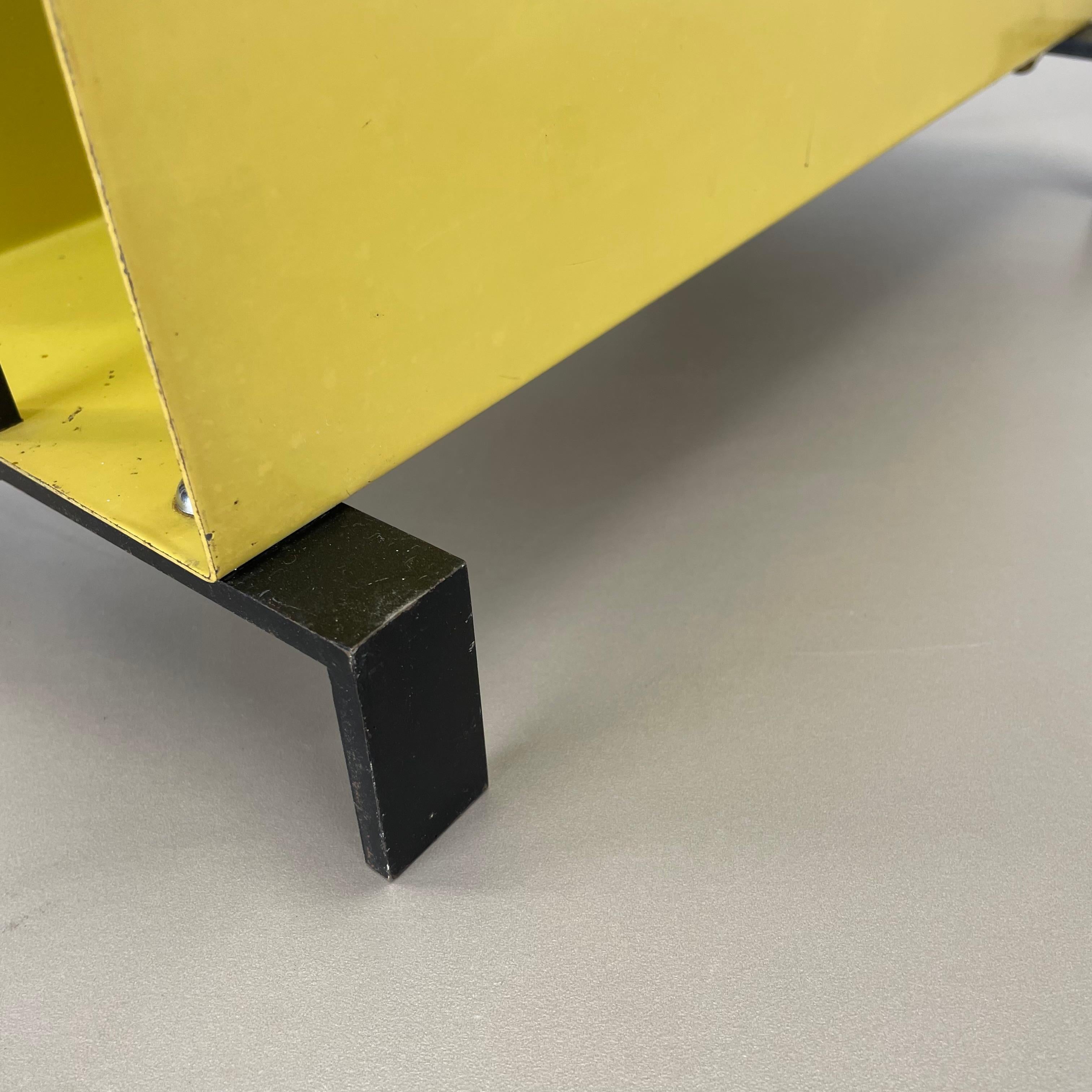 unico porta riviste in metallo cubico in stile Bauhaus DeStijl, Paesi Bassi, anni '70 in vendita 9