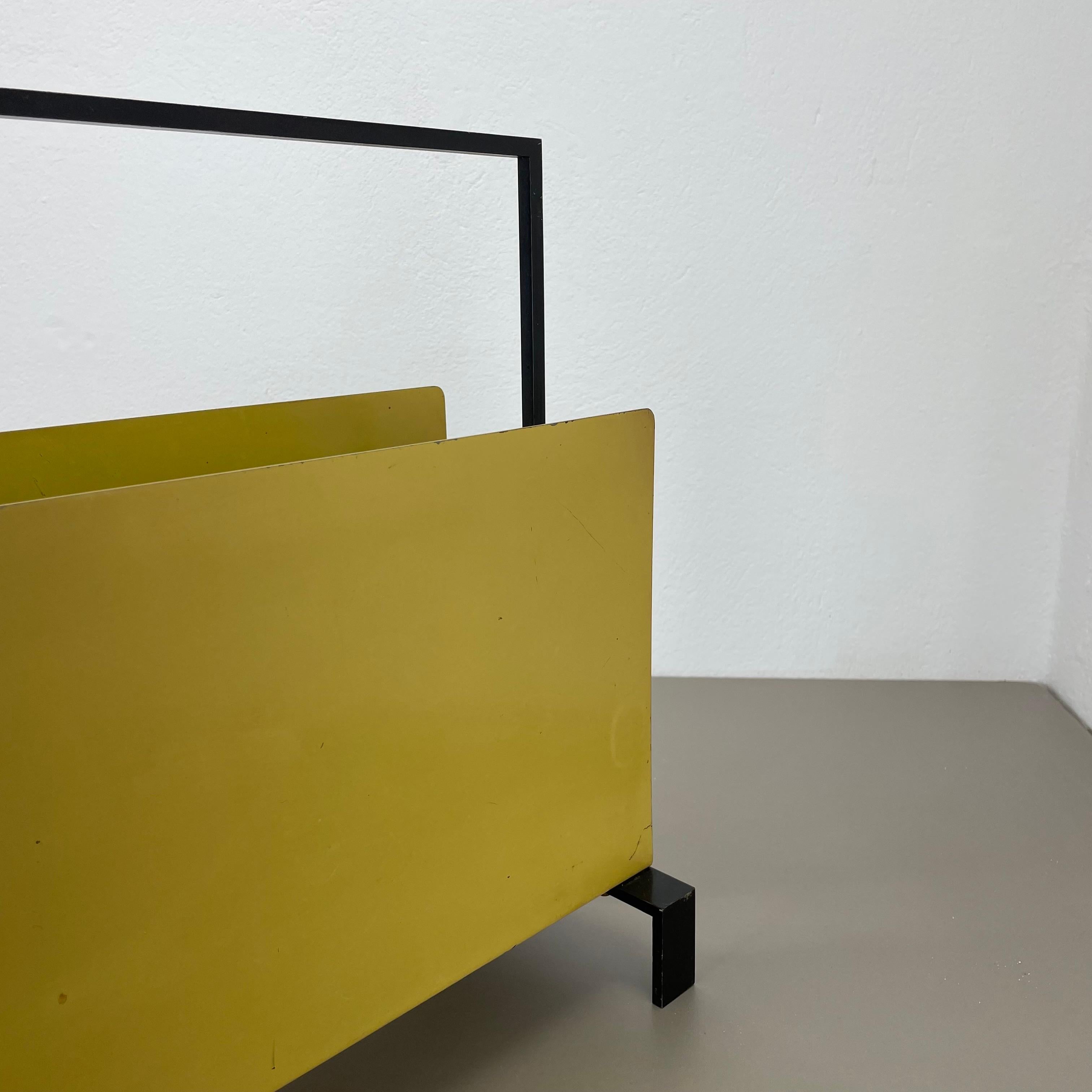 Porte-revues unique de style Bauhaus DeStijl en métal cubique, Pays-Bas 1970 en vente 11