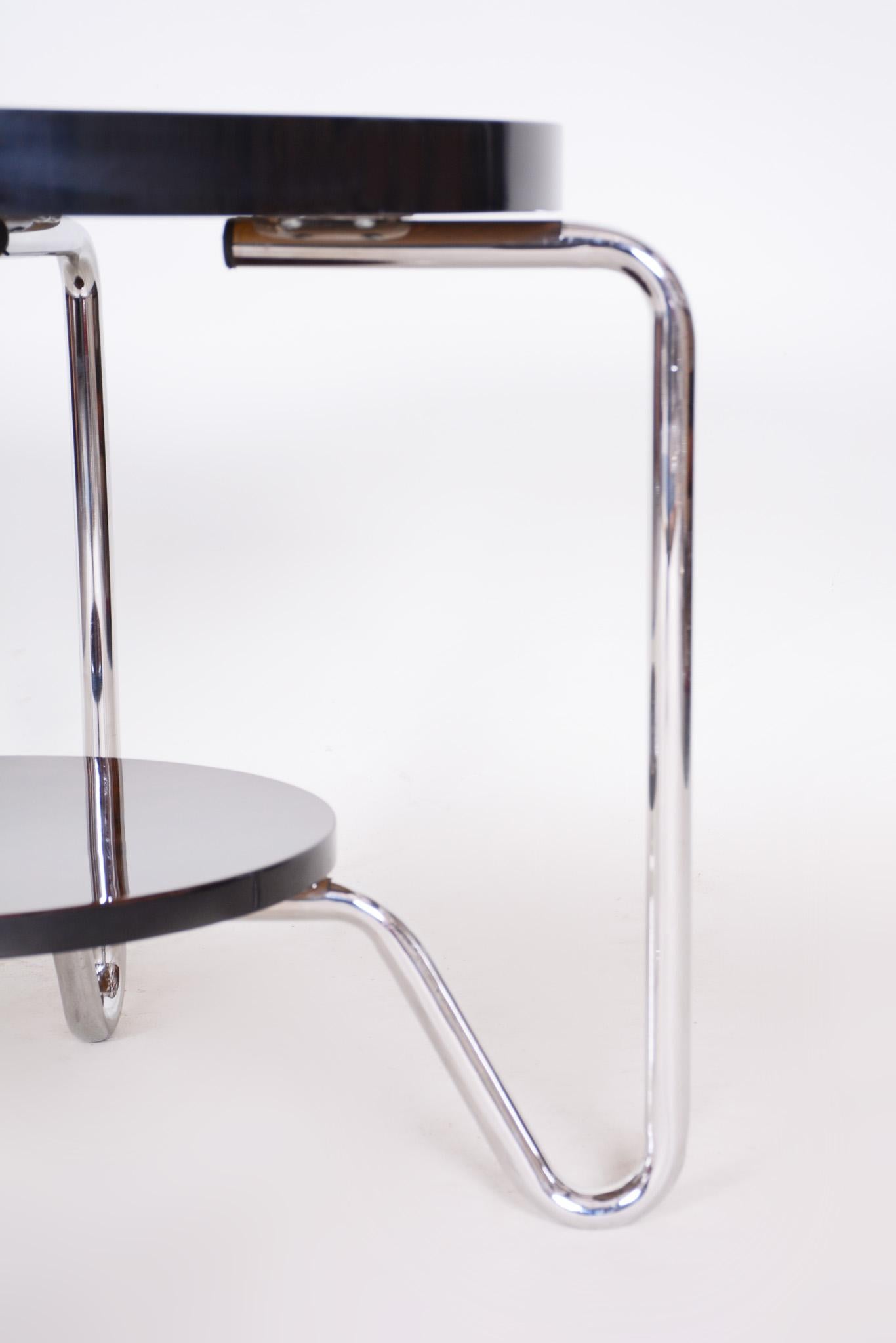 Unusual bauhaus table.
Completely professionally restored
Source: Czech
Maker: Kovona
Period: 1950-1959
Material: Chrome and lacquered wood.