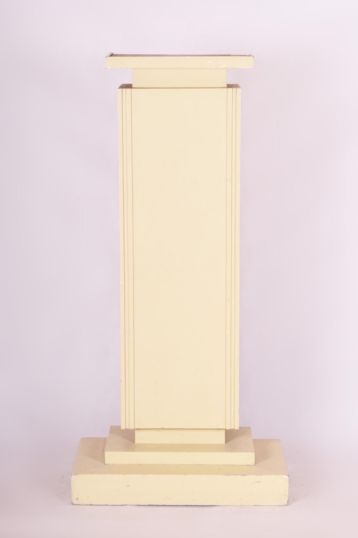 Unique Art Deco pedestal.
Source: Czechia
Period: 1920-1929
Original well preserved condition.





   