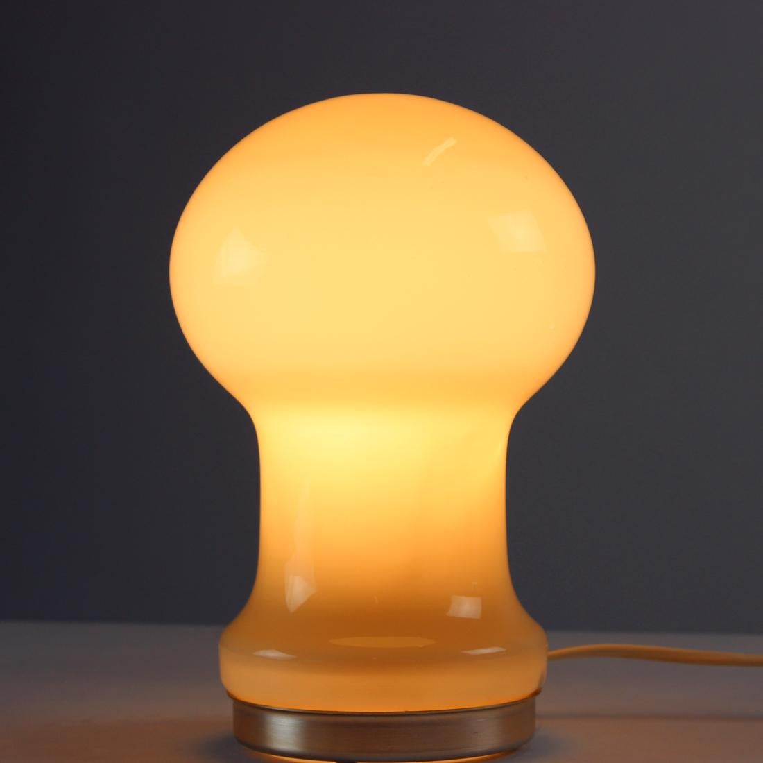 Verre opalin Lampe de bureau unique en verre opalin beige d'Ivan Jakes, Tchécoslovaquie, années 1960 en vente