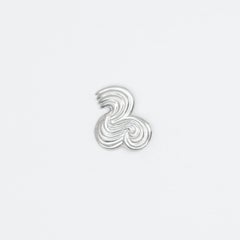 Broche « Betzy » unique en argent, signée Aur Studio