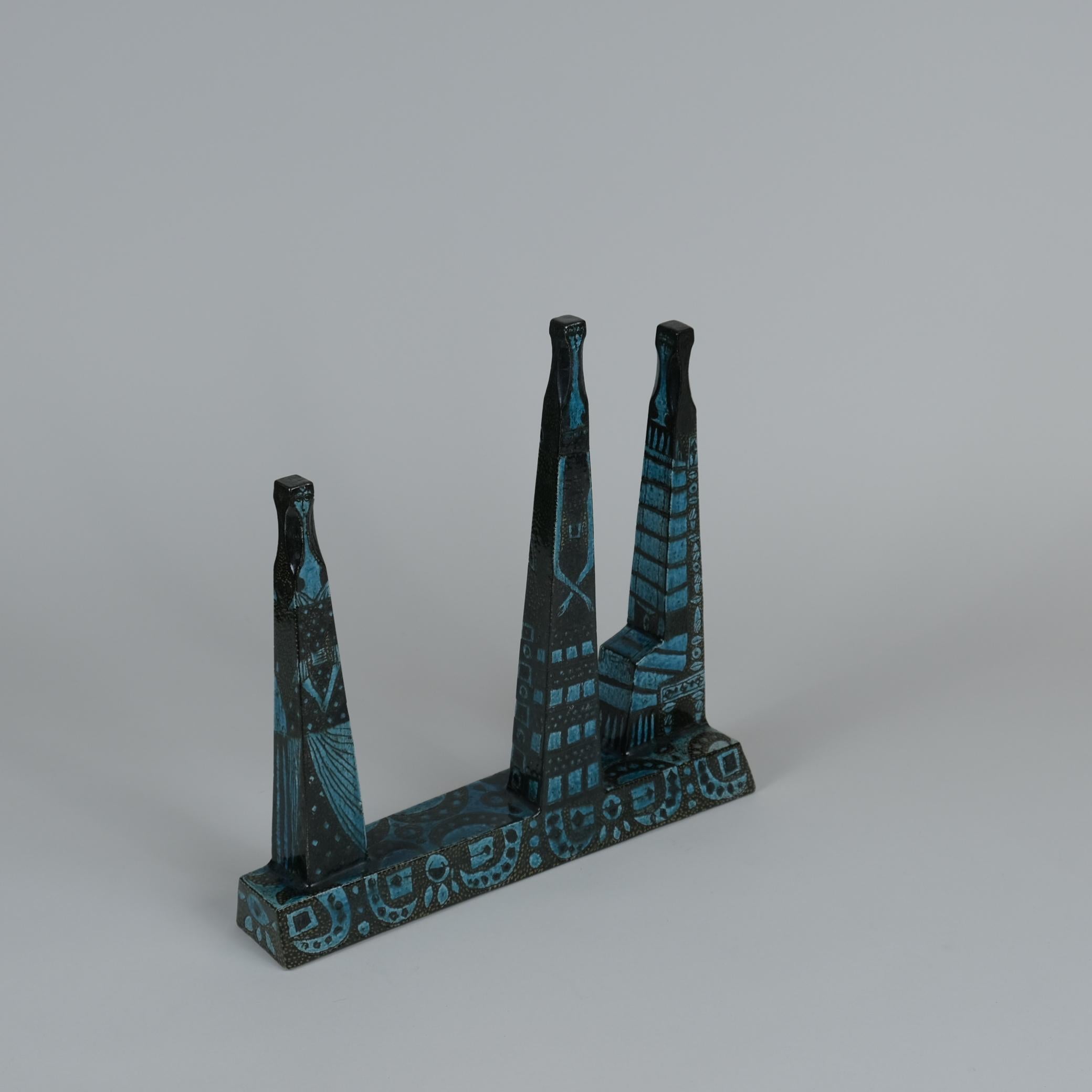 Birger Kaipiainen (1915-1988) è stato un maestro della ceramica decorativa, noto per i suoi piatti ornamentali, ricchi, colorati e con temi tratti dal mondo fantastico e dalle favole, che hanno combattuto contro l'idealismo del minimalismo degli