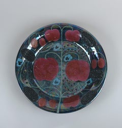 Plato Único de Cerámica Birger Kaipiainen en Azul Brillante y Rojo con Abalorios, Arabia