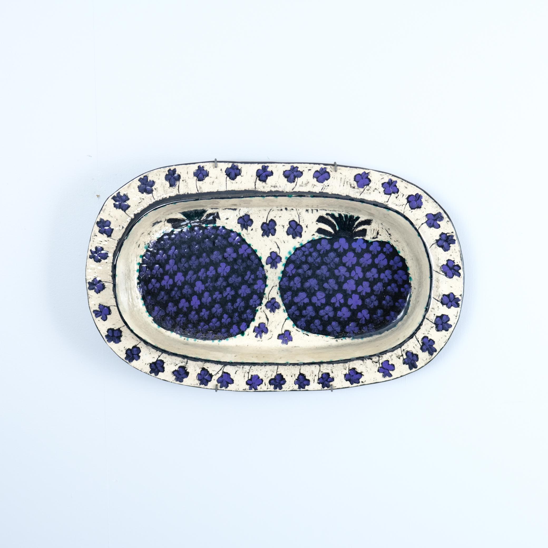 Une belle et unique assiette en céramique conçue par Birger Kaipiainen pour l'Arabie en Finlande à la fin des années 1950 - 1960. L'assiette présente une ananas violette remplie de trèfles à quatre feuilles, d'autres trèfles étant disposés sur le