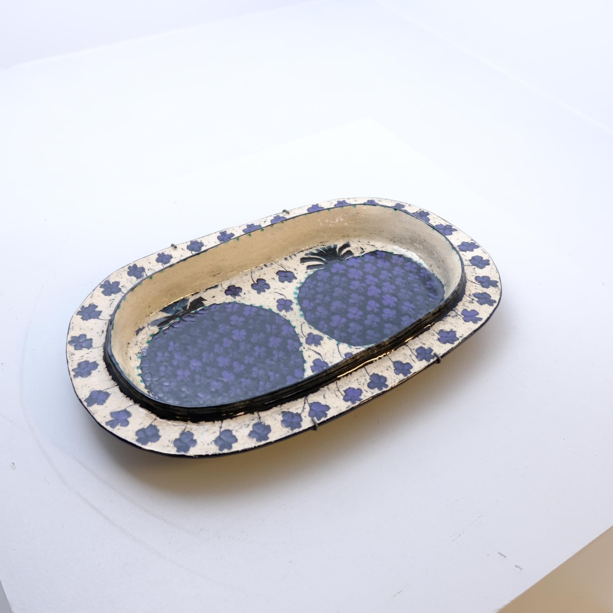 Céramique Plat décoratif unique en Birger Kaipiainen en forme d'ananas et de trèfle à quatre feuilles, Arabie, années 1960 en vente