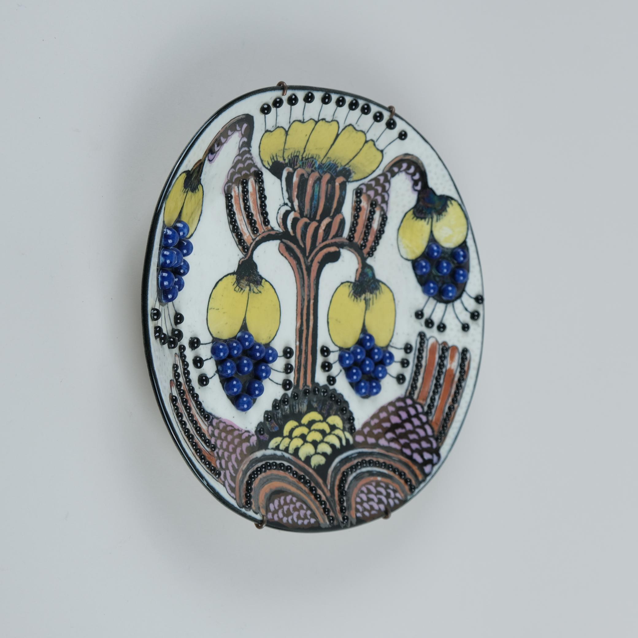 Scandinavo moderno Piatto decorativo unico di Birger Kaipiainen in giallo e blu, Arabia, anni '70 in vendita