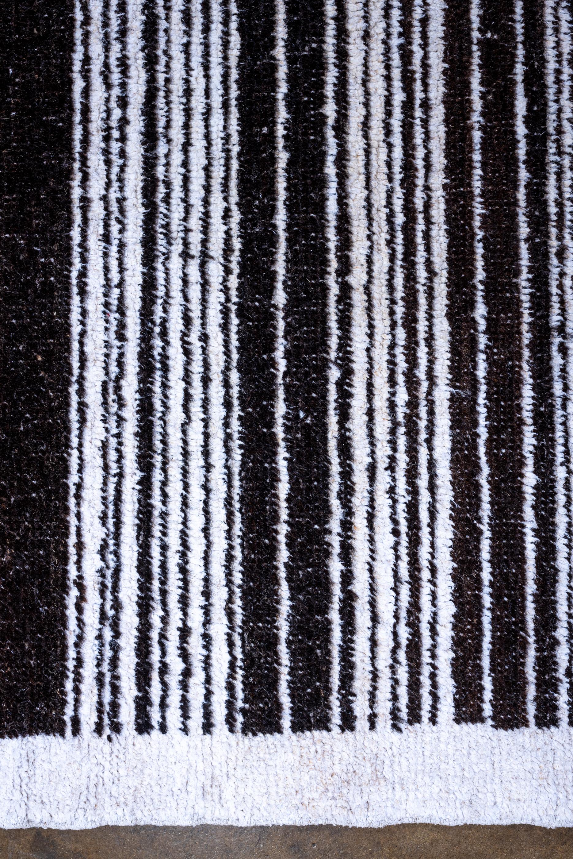 Unique Black and White Modern Contemporary Rug Design In New Condition For Sale In New York, NY