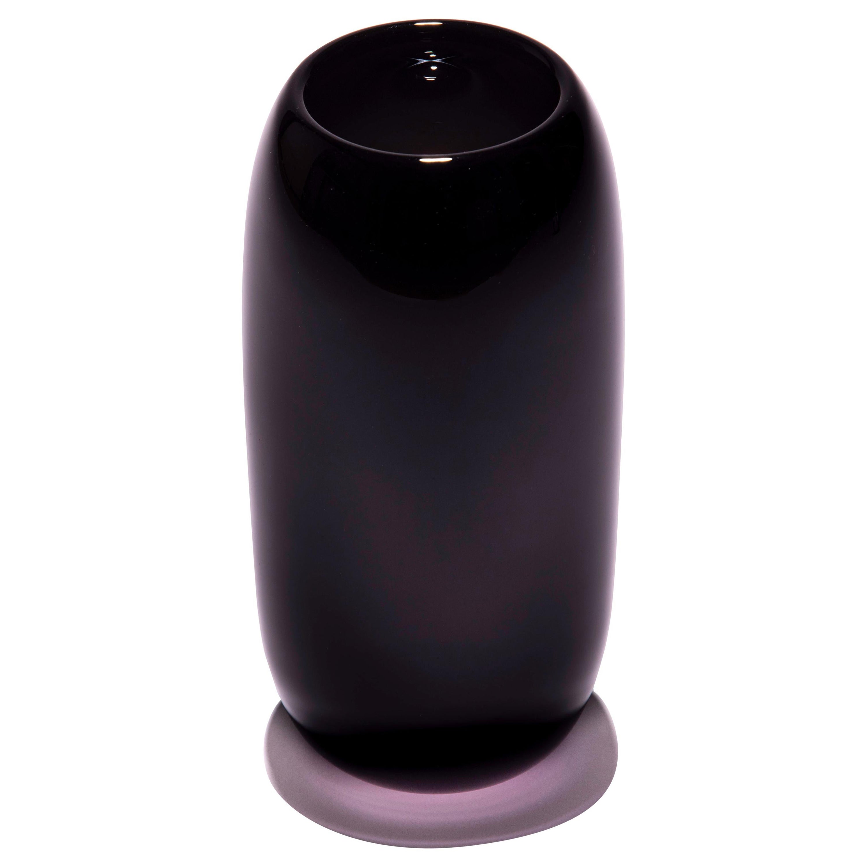 Einzigartige Vase aus schwarzem Ernteglas von Tiina Sarapu im Angebot