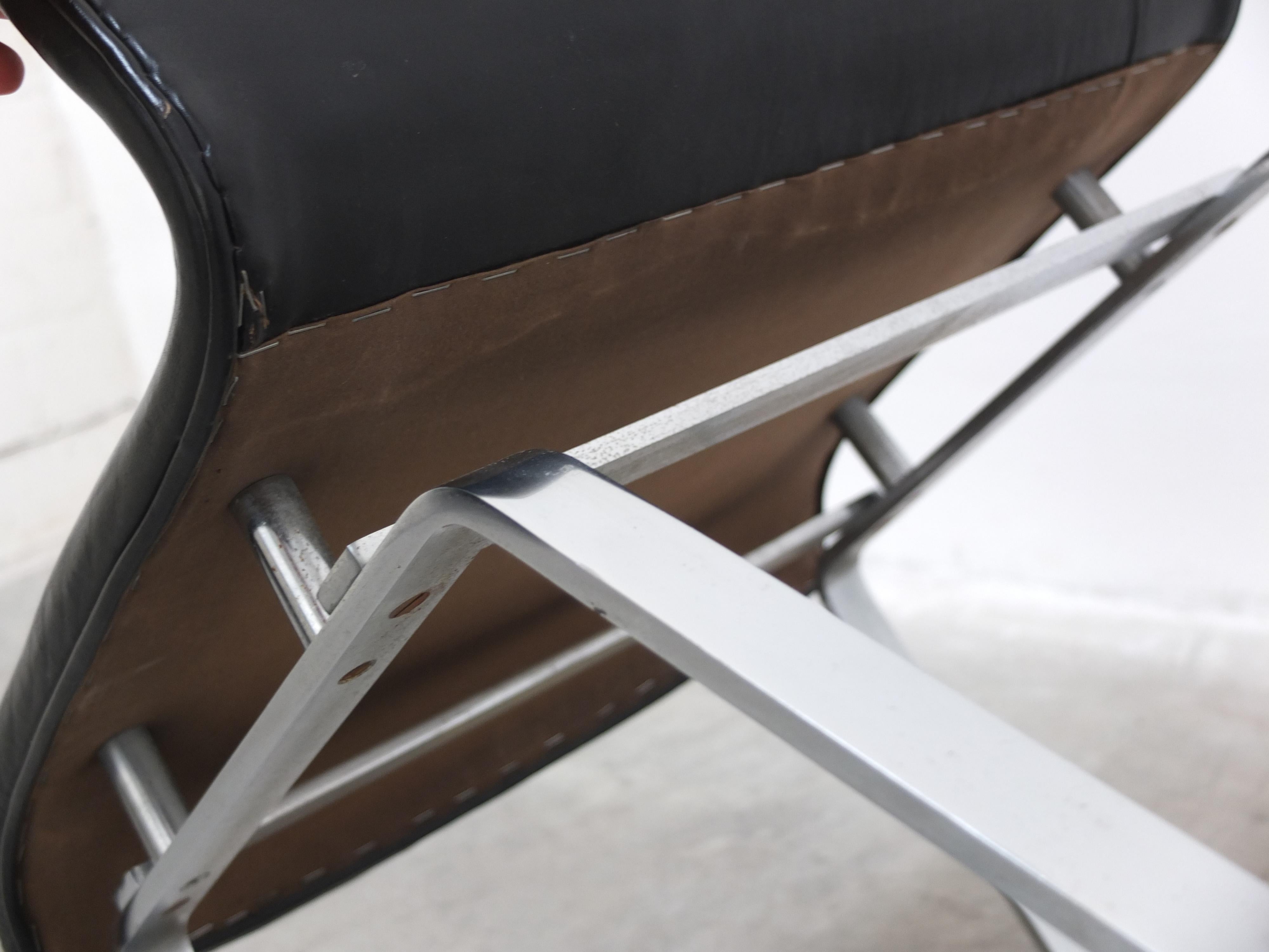 Chaise longue moderniste unique en cuir noir et acier, années 1960 en vente 11