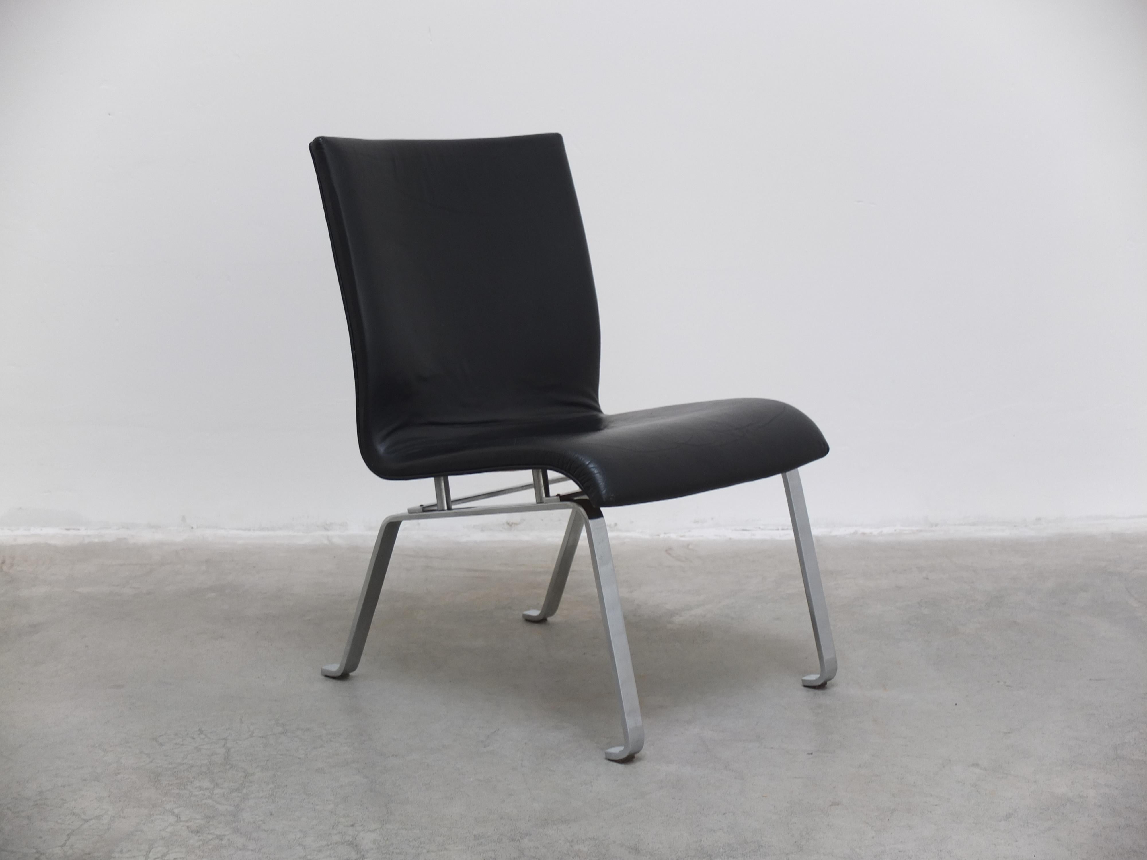 Ein außergewöhnlicher Fund ist dieser modernistische Sessel, der um 1960 in Dänemark hergestellt wurde. Gefertigt aus echtem schwarzem Leder in Kombination mit einem verchromten Flachstahlfuß. Dieses minimalistische Design weist Ähnlichkeiten mit
