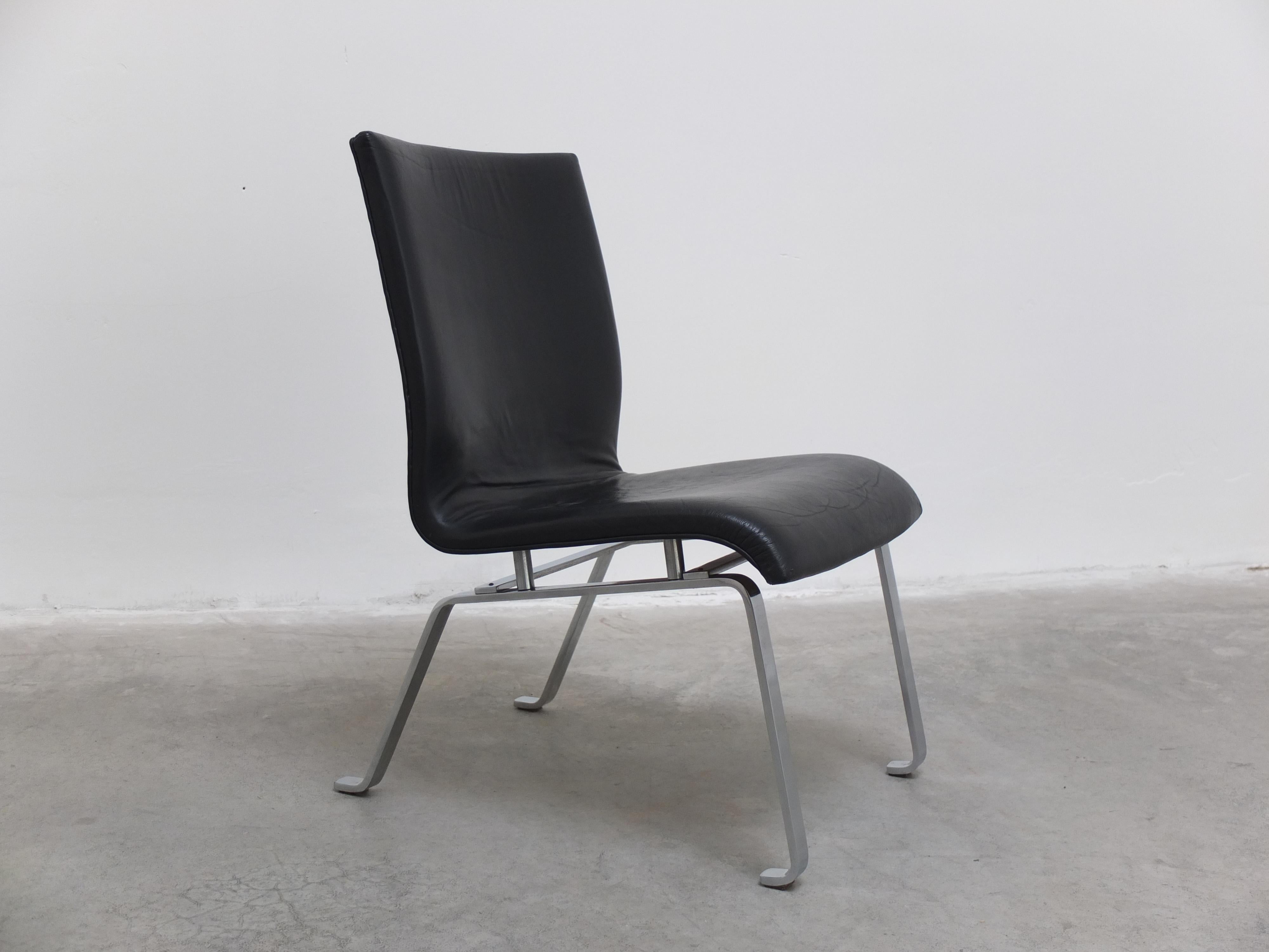 Danois Chaise longue moderniste unique en cuir noir et acier, années 1960 en vente