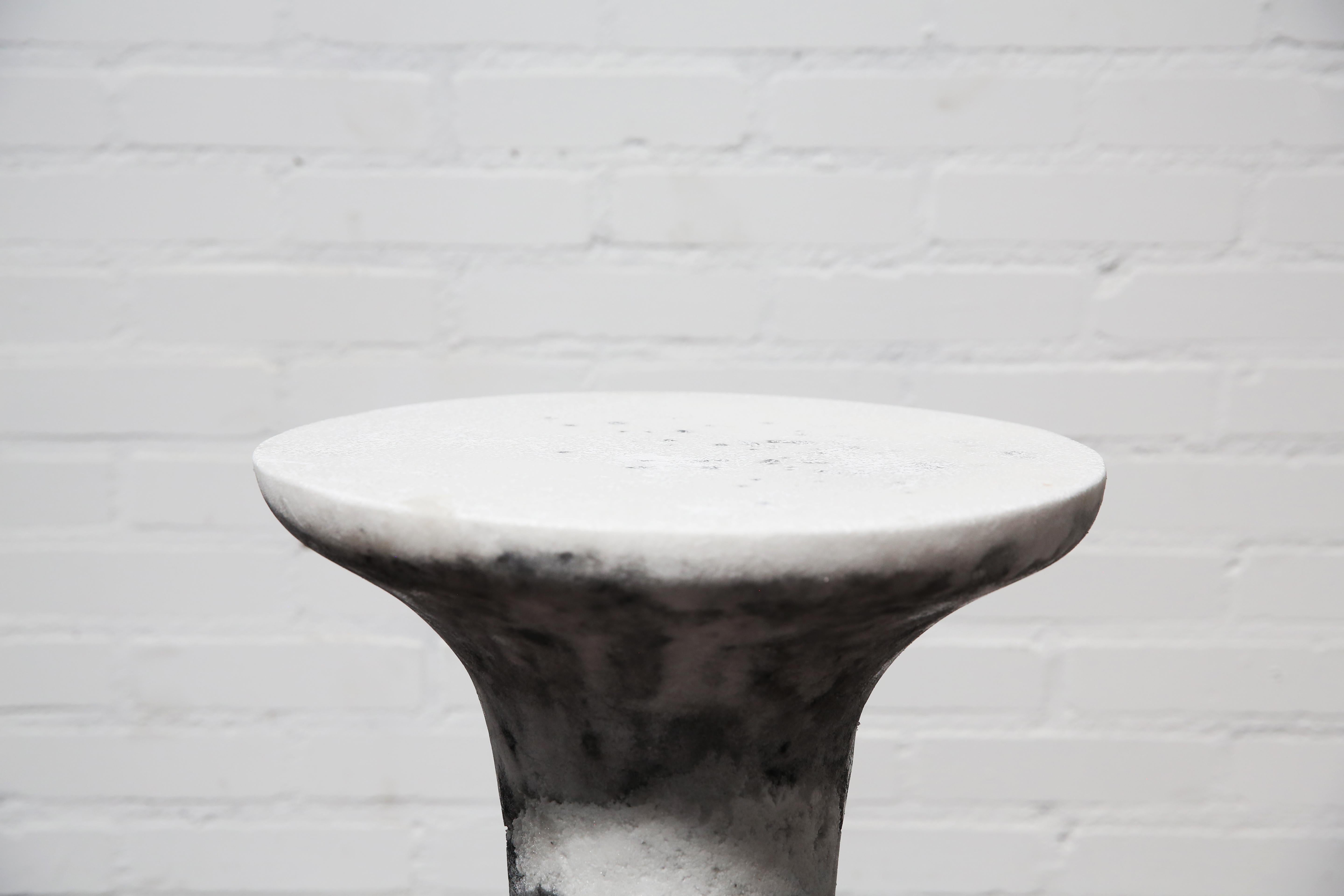 Einzigartige schwarz marmorierte Salzstreuer Gueridon von Roxane Lahidji (Belgisch) im Angebot