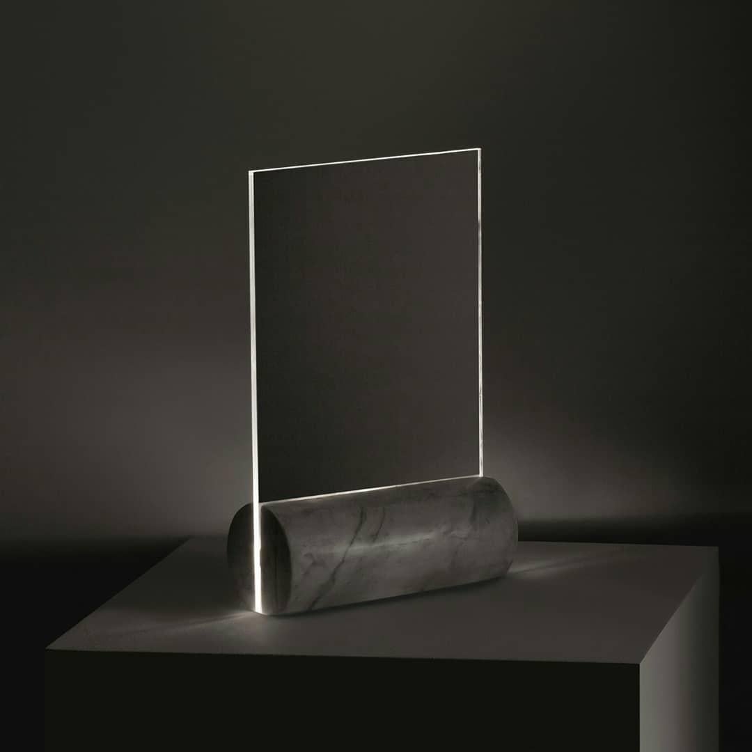 Einzigartige Tischlampe aus schwarzem oder weißem Glas und natürlichem Marmor Horizon von Carlos Aucejo (21. Jahrhundert und zeitgenössisch) im Angebot