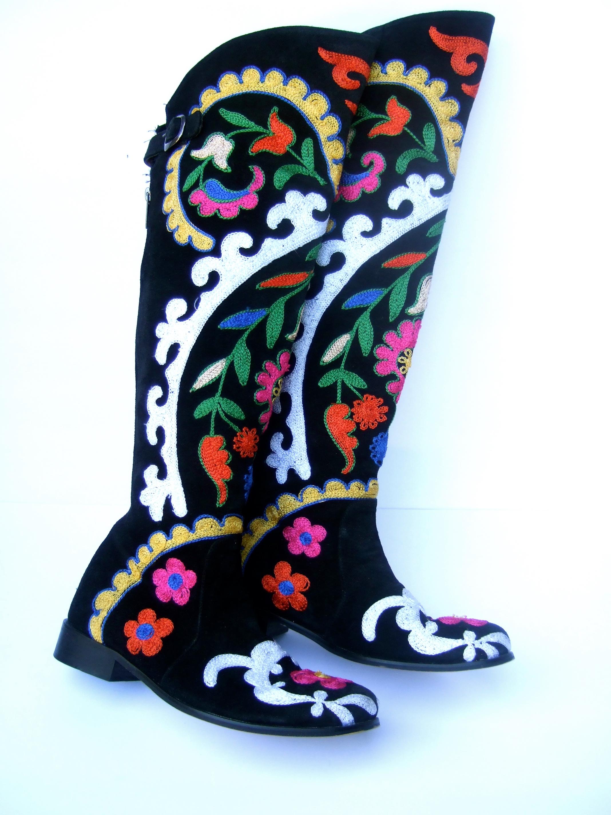 Botas hasta la rodilla de ante negro con bordado floral de estilo boho Talla 38 
Las exclusivas botas de ante negro están diseñadas con vibrantes bordados 
flores . Diseñado con una correa con hebilla en la parte superior de la espalda 

Es un